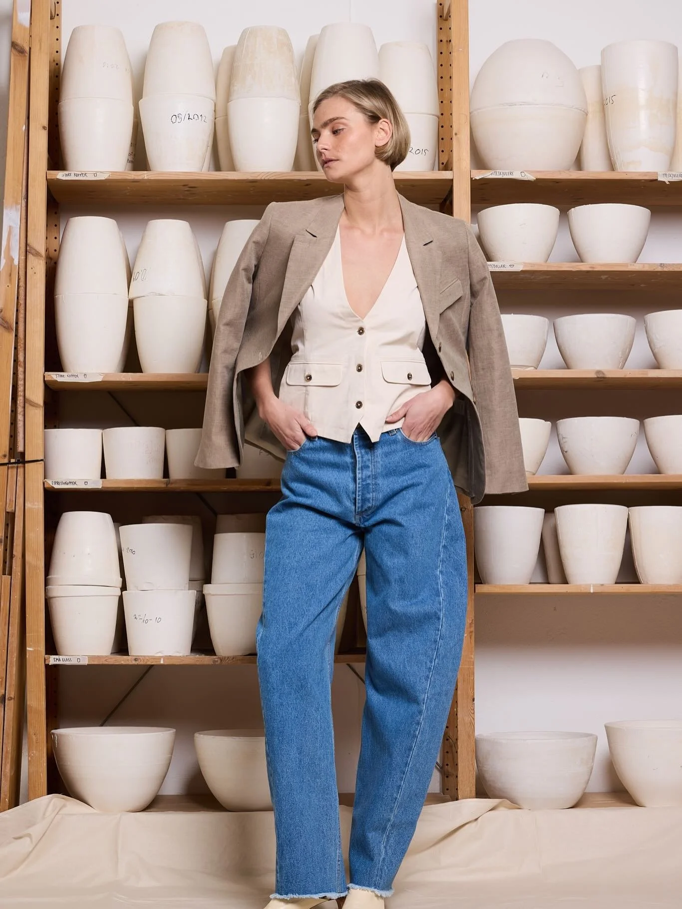 Vesten fra @studiore_  er v&aring;rens favoritt🤎Sammen med den perfekte jeans fra @oneandotherofficial , som du f&aring;r b&aring;de i butikk og nettbutikk!