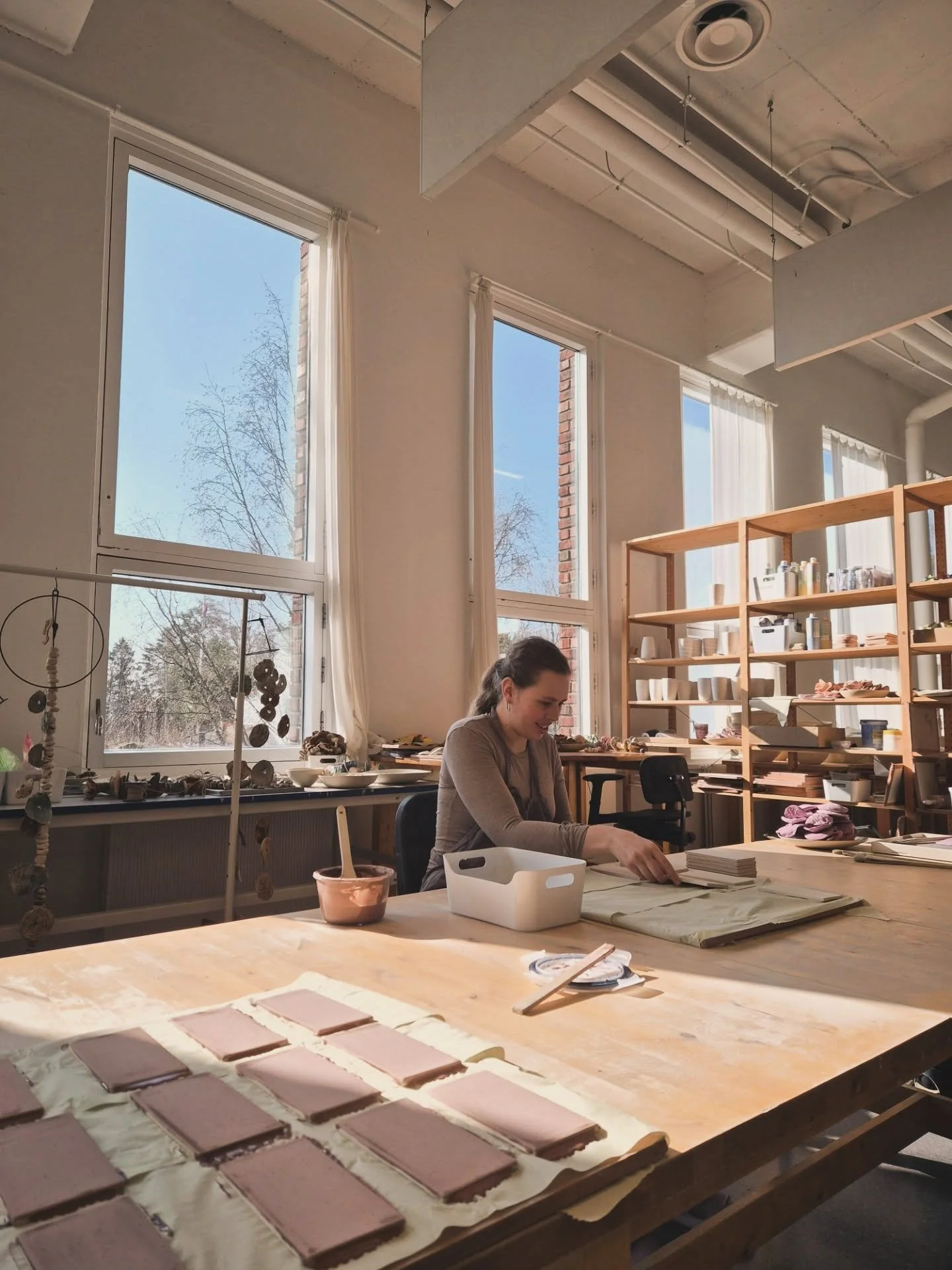 Sol og fint v&aelig;r gj&oslash;r fredager enda bedre ☀️ Siste arbeidsinnsats f&oslash;r vi tar helg &ndash; Julie sitter og glaserer fliser inne p&aring; keramikkverkstedet 🌸 Vi &oslash;nsker alle en riktig god helg!