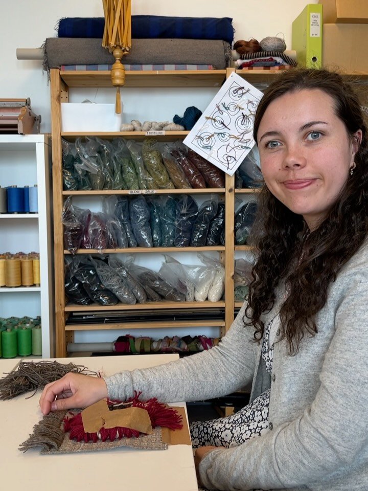 &laquo;Hvorfor liker dere &aring; knyte tepper?&raquo; Nicoline og Gjertrud svarer🌼

Det begynte som en m&aring;te &aring; bruke opp restegarn fra strikkemaskinene, og har blitt en favorittoppave for mange og et skikkelig kvalitetsprodukt. Laget ove