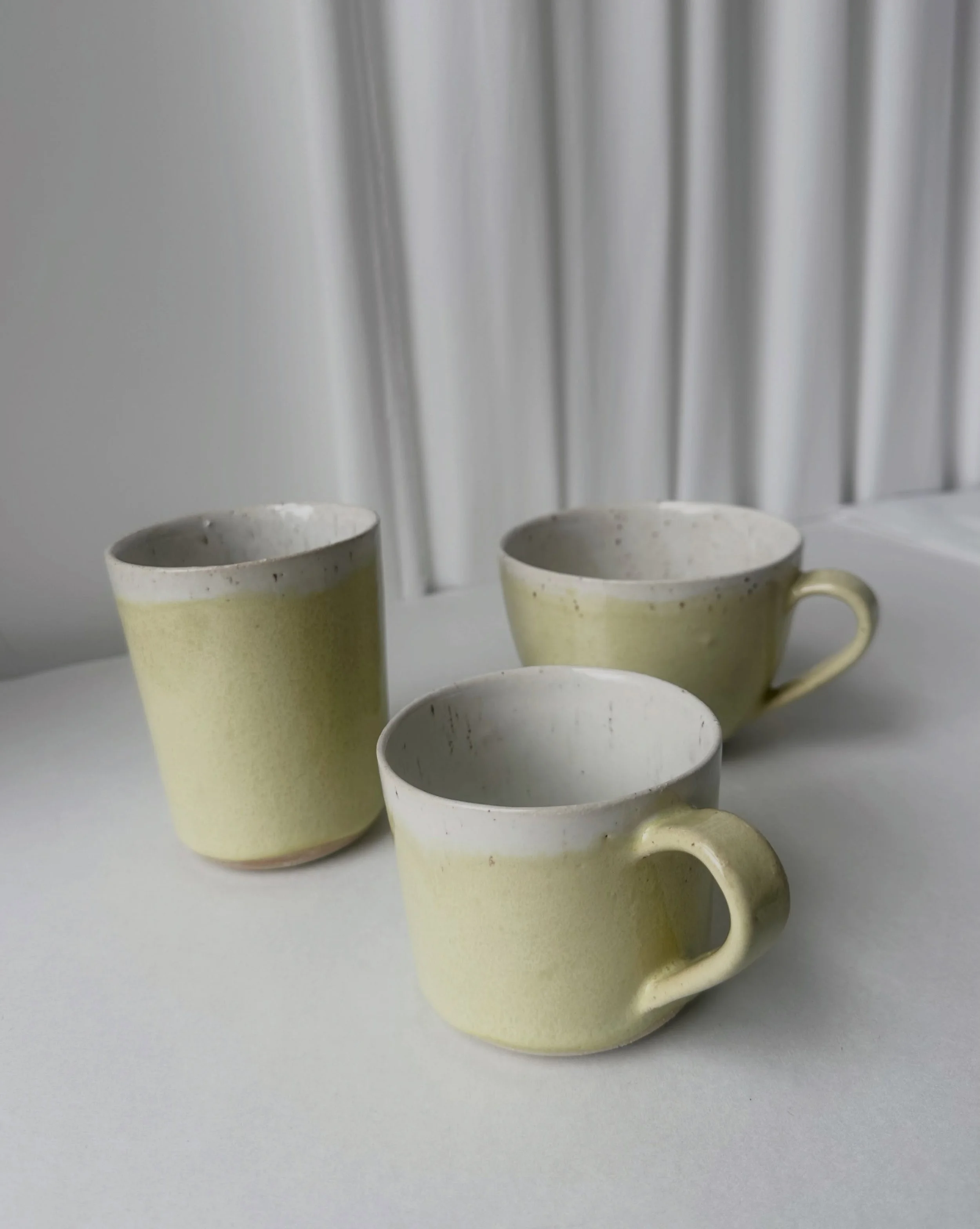 En ny glasurfarge inspirert av den dempede gr&oslash;nnheten i matcha.

Myk, lys og rolig &ndash; utviklet for &aring; fremheve formene og overflatene i keramikken.

Tilgjengelig i fire modeller fra torsdag.