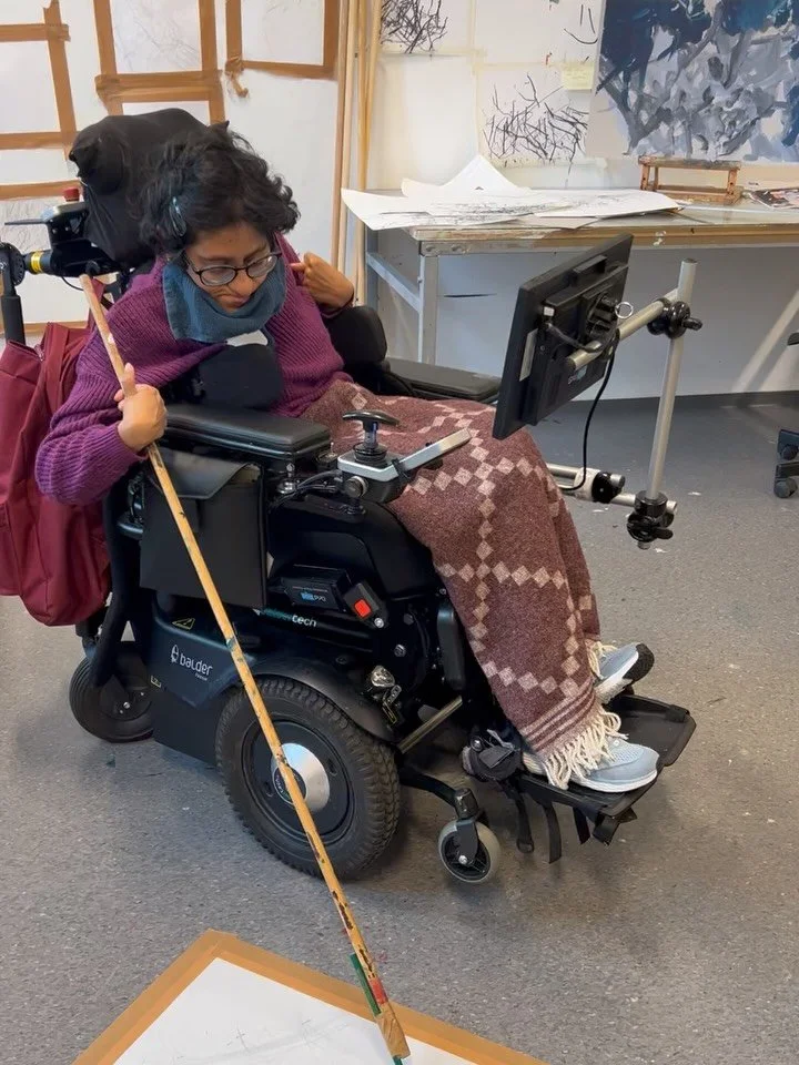 God torsdag! Her jobber Divya med strekprosjektet sitt p&aring; kunstverkstedet. Det handler om f&oslash;lelser og farger.🎨