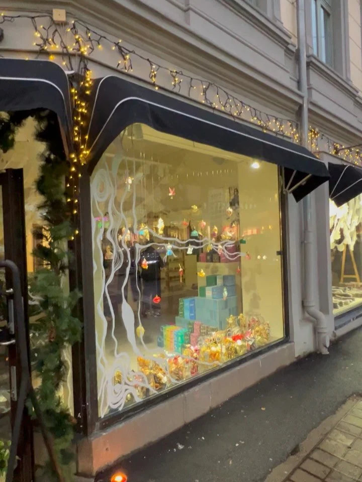 Butikken v&aring;r p&aring; Majorstua er n&aring; julebutikk🥰 Da vet du hvor du skal g&aring; for &aring; handle julegaver, pynt og st&aelig;sj - til deg selv og andre🌲🍂🫶🏼✨ Bla for &aring; se noen av tingene du kan finne☺️

Minner samtidig om de