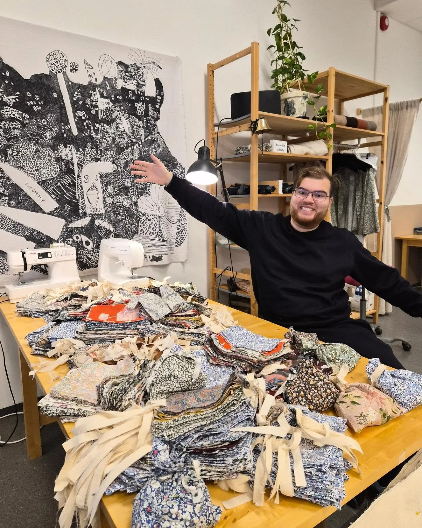🎄 En hel haug med gaveposer! 🎁
Ivan og resten av gjengen p&aring; s&oslash;mverkstedet har klipt, str&oslash;ket, n&aring;let og sydd liberty-restene fra den ordin&aelig;re produksjonen om til fine, gjenbrukbare gaveposer. Ingen er helt like, og al