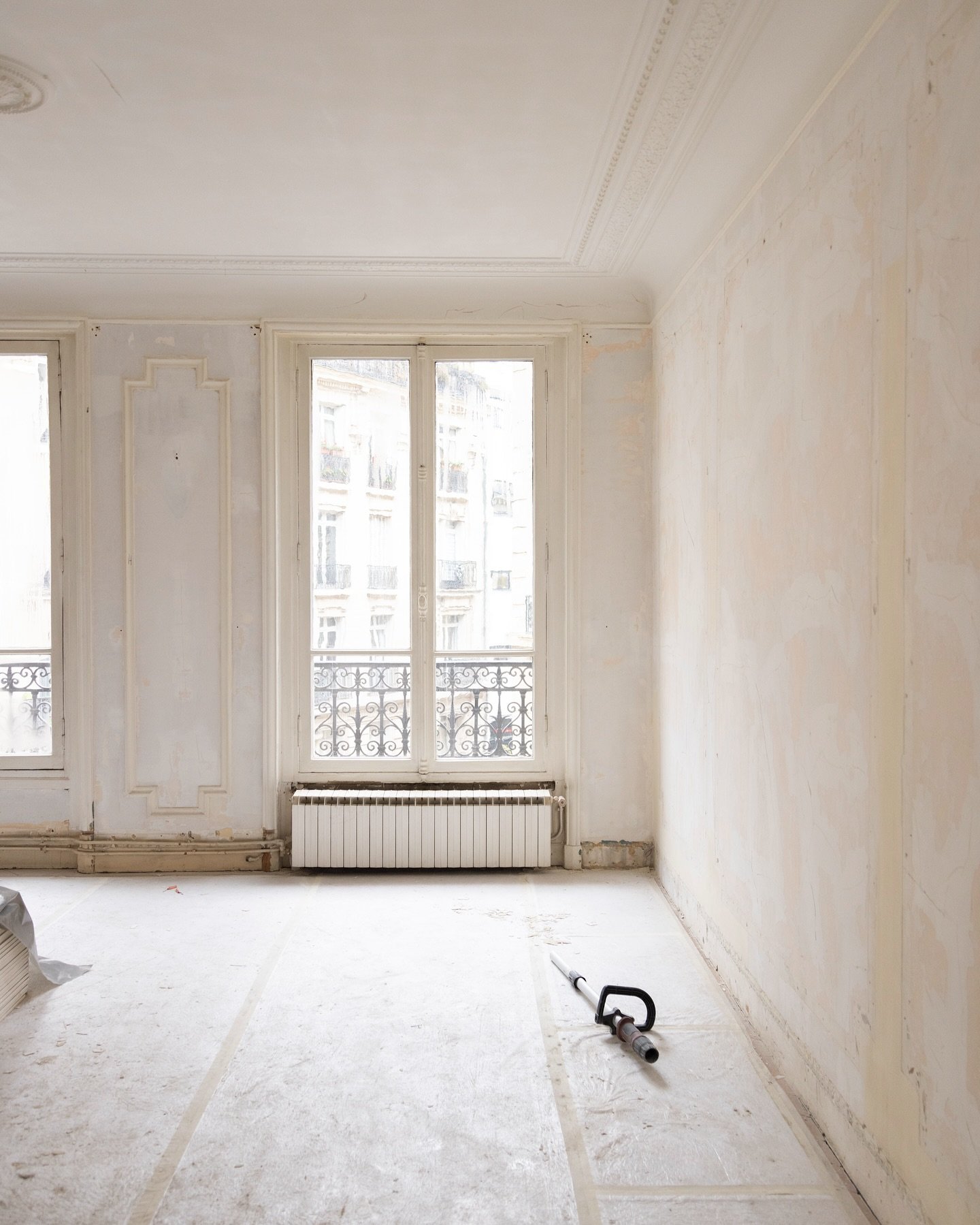 Expertise in progress. ✨ We captured @aurelia_renovation at work, showcasing the precision and craftsmanship behind every transformation. From structural reinforcements to the finest details, this shoot highlights the savoir-faire that turns vision i