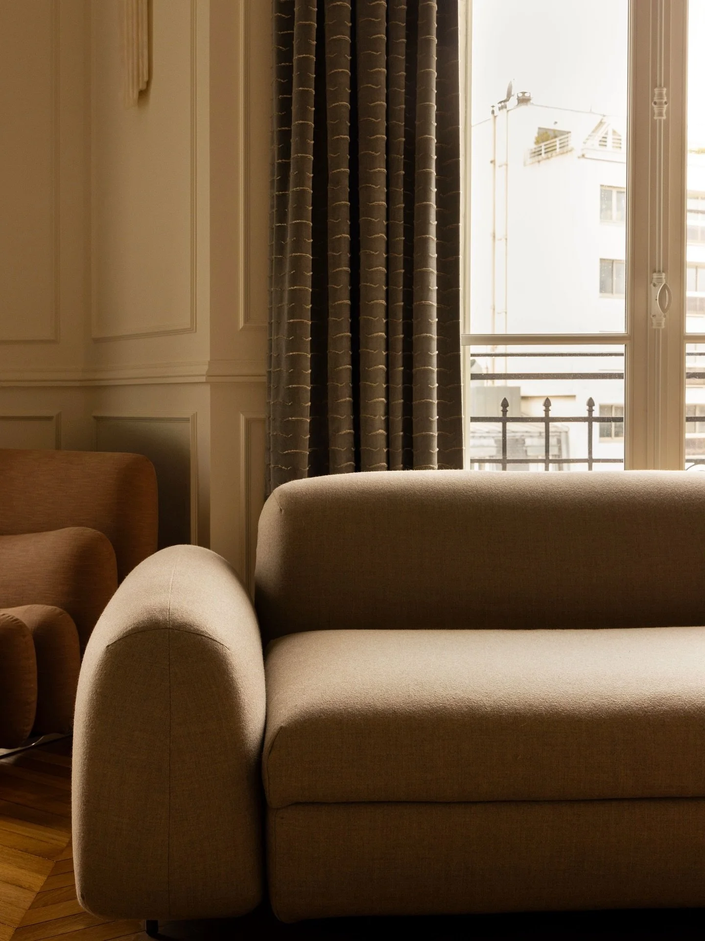 Soft lines, noble materials, and a timeless Parisian interior. A photoshoot created to showcase Katz Studio&rsquo;s design vision.