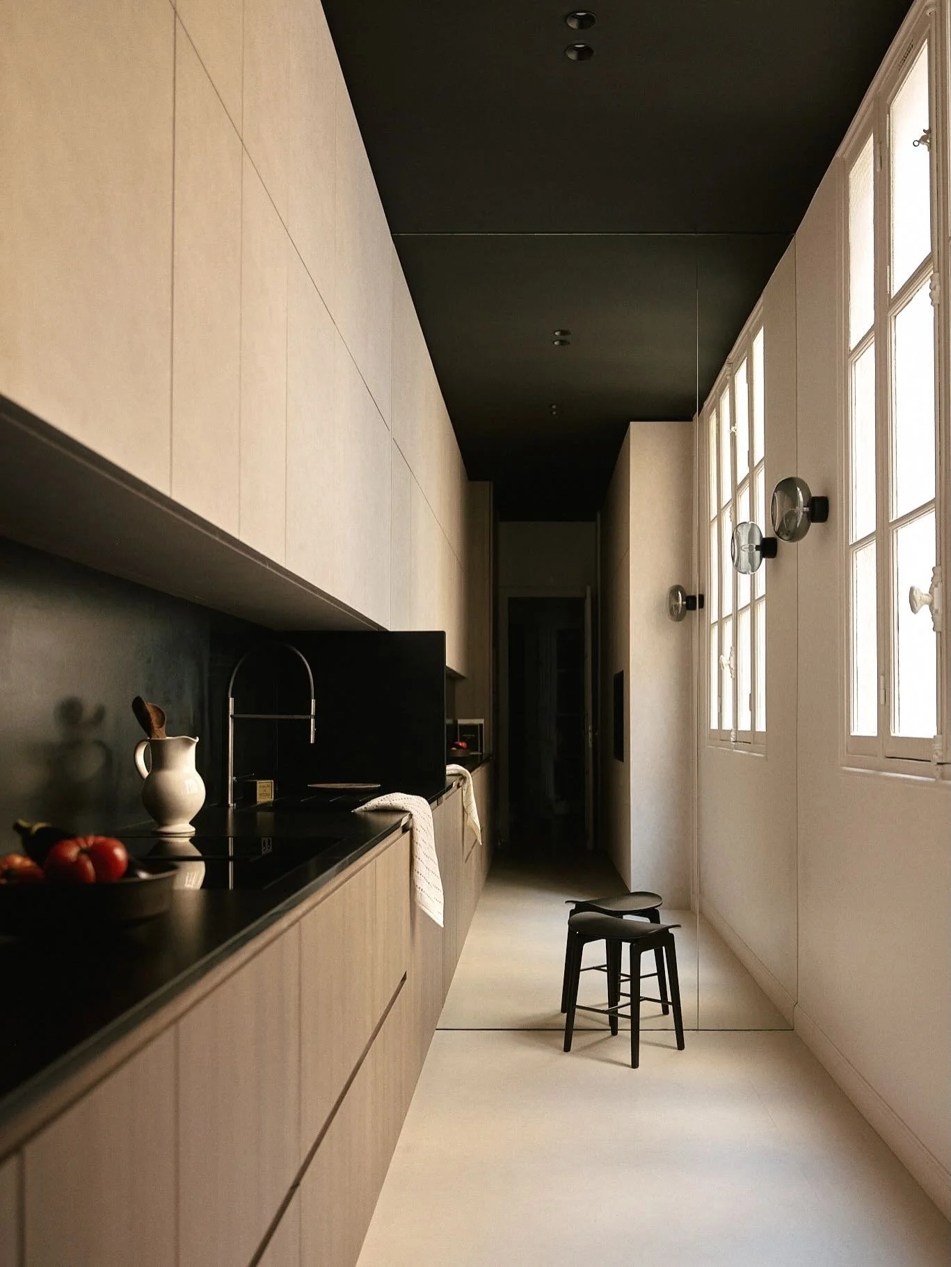 A deliberate choice to highlight the precision of the renovation, the quality of materials, and the atmosphere that emerges once every detail is in place &mdash; showcasing Aurelia&rsquo;s savoir-faire. 

Photographe: @oracle
Architecte: @maisonaetg
