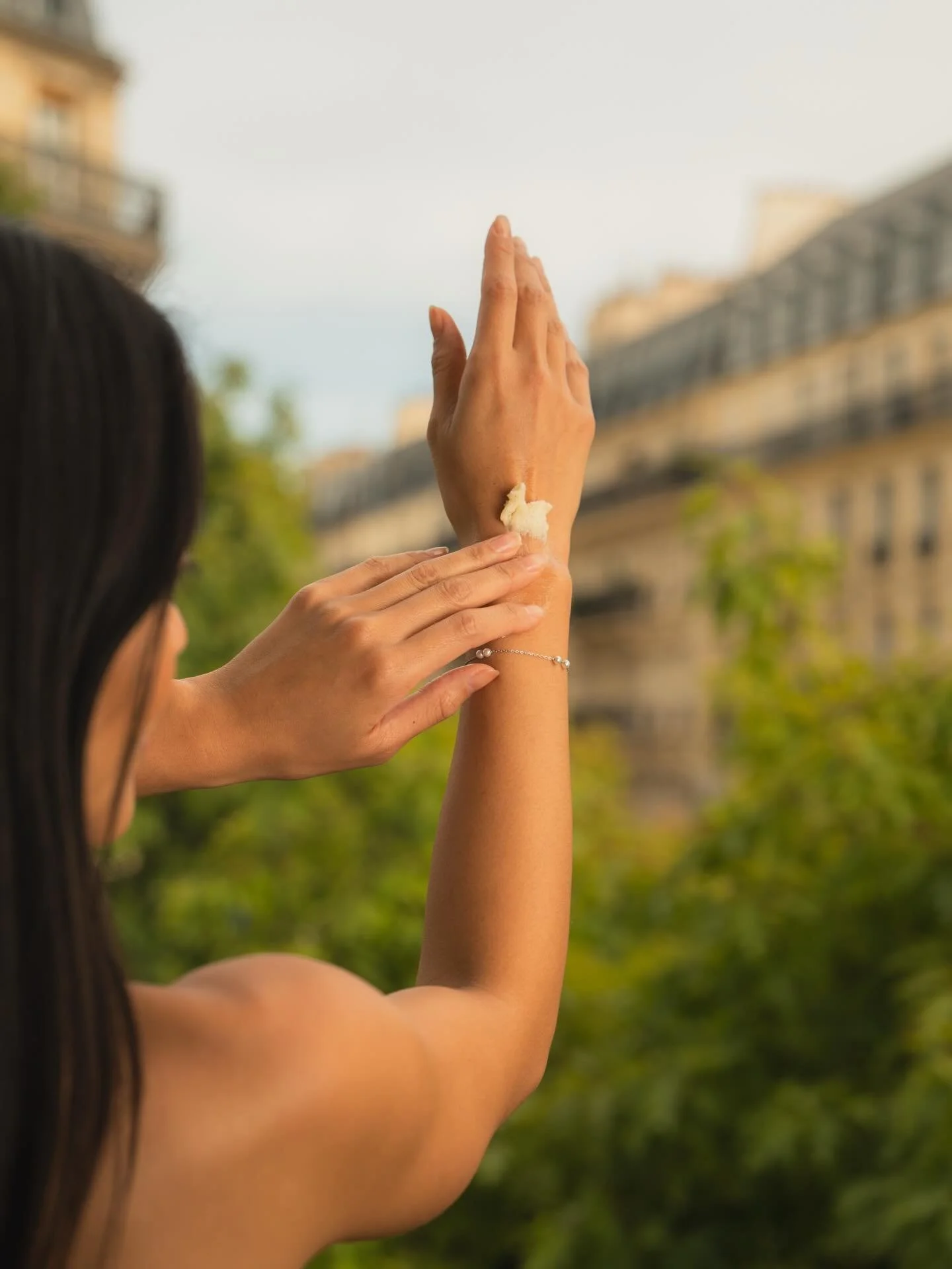 Texture as a narrative. This shoot was designed to highlight the richness and sensorial quality of Ma French Cream &mdash; letting touch, light, and movement speak for the product.

📷 : @salome_rateau 

#stevensonandco #brandstorytelling #texturestu
