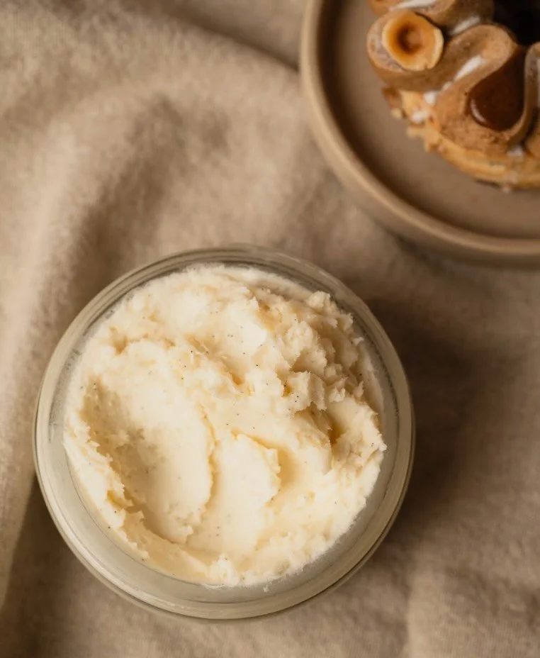 Instant sweet comfort.

For this visual series made for @mafrenchcream, we focused on the unique texture the formula in order to capture the sensory experience of its application. One that feels warm and rich.

Crafted with vanilla beans from French 