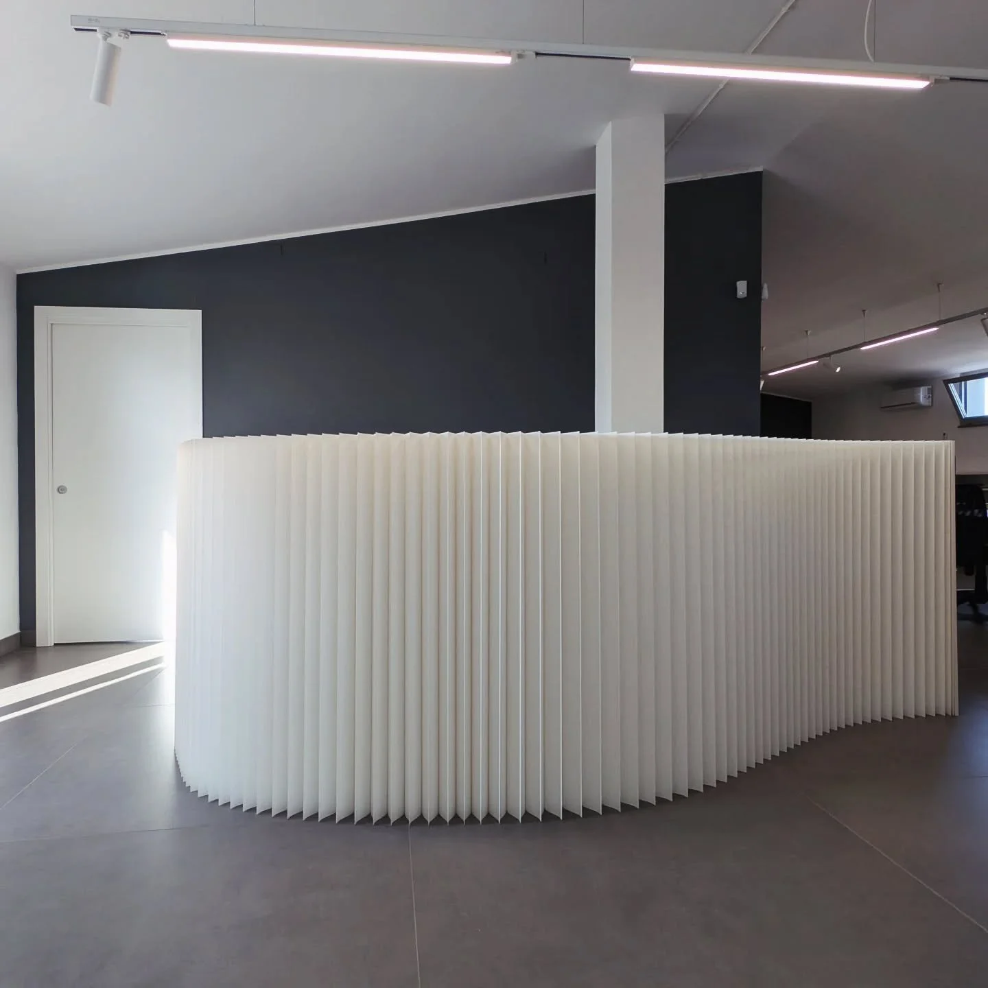 Un nuovo spazio prende forma all&rsquo;ingresso del nostro studio.
Abbiamo scelto un divisorio pieghevole in carta, un elemento leggero e sostenibile, capace di definire gli ambienti con modularit&agrave; e flessibilit&agrave;.
La sua superficie si m