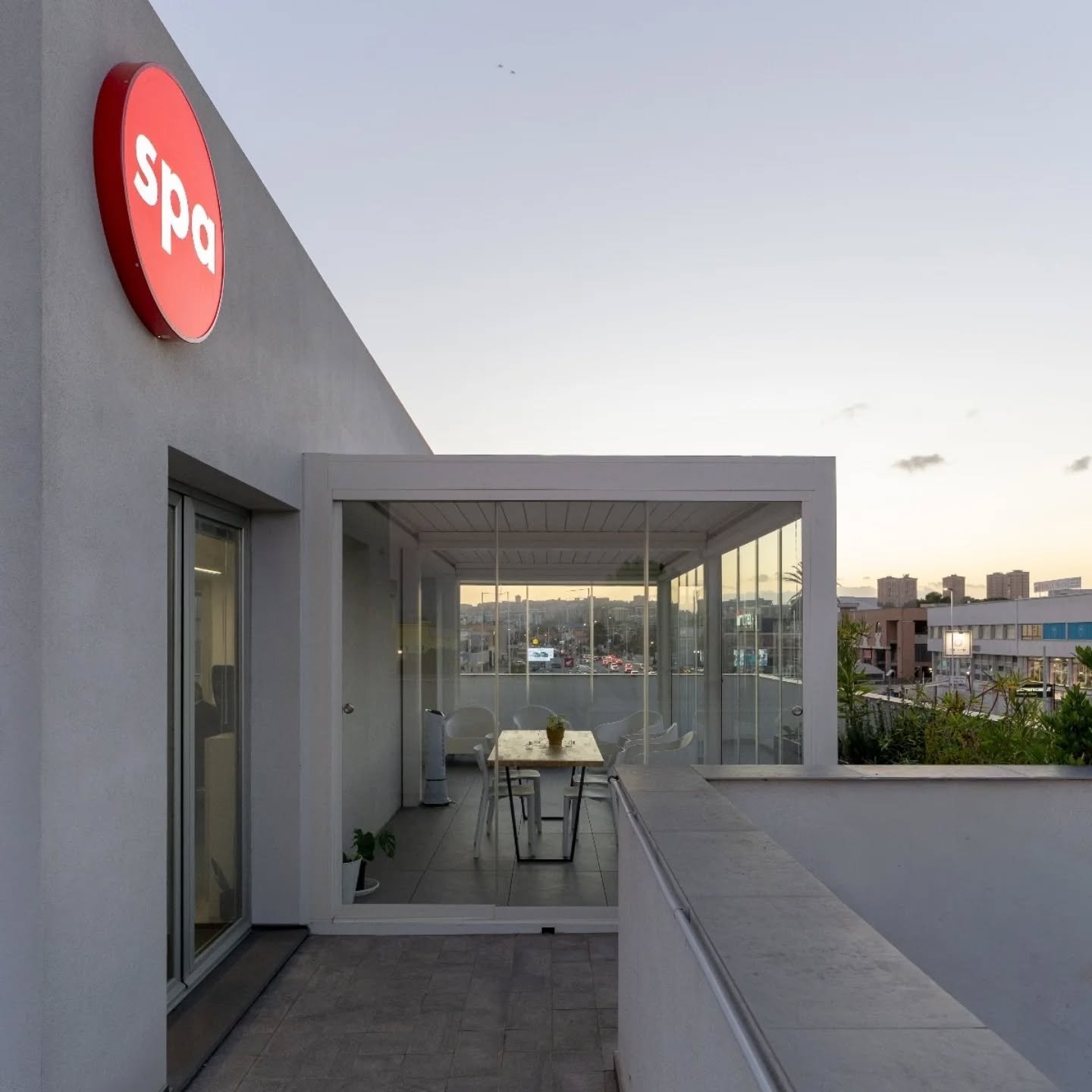 Il nostro punto rosso.
Un segno essenziale che diventa anche un elemento urbano riconoscibile.
In una strada attraversata ogni giorno da auto, autobus, ciclisti e pedoni, il punto rosso funziona come un riferimento immediato.
Come ricordano Venturi e