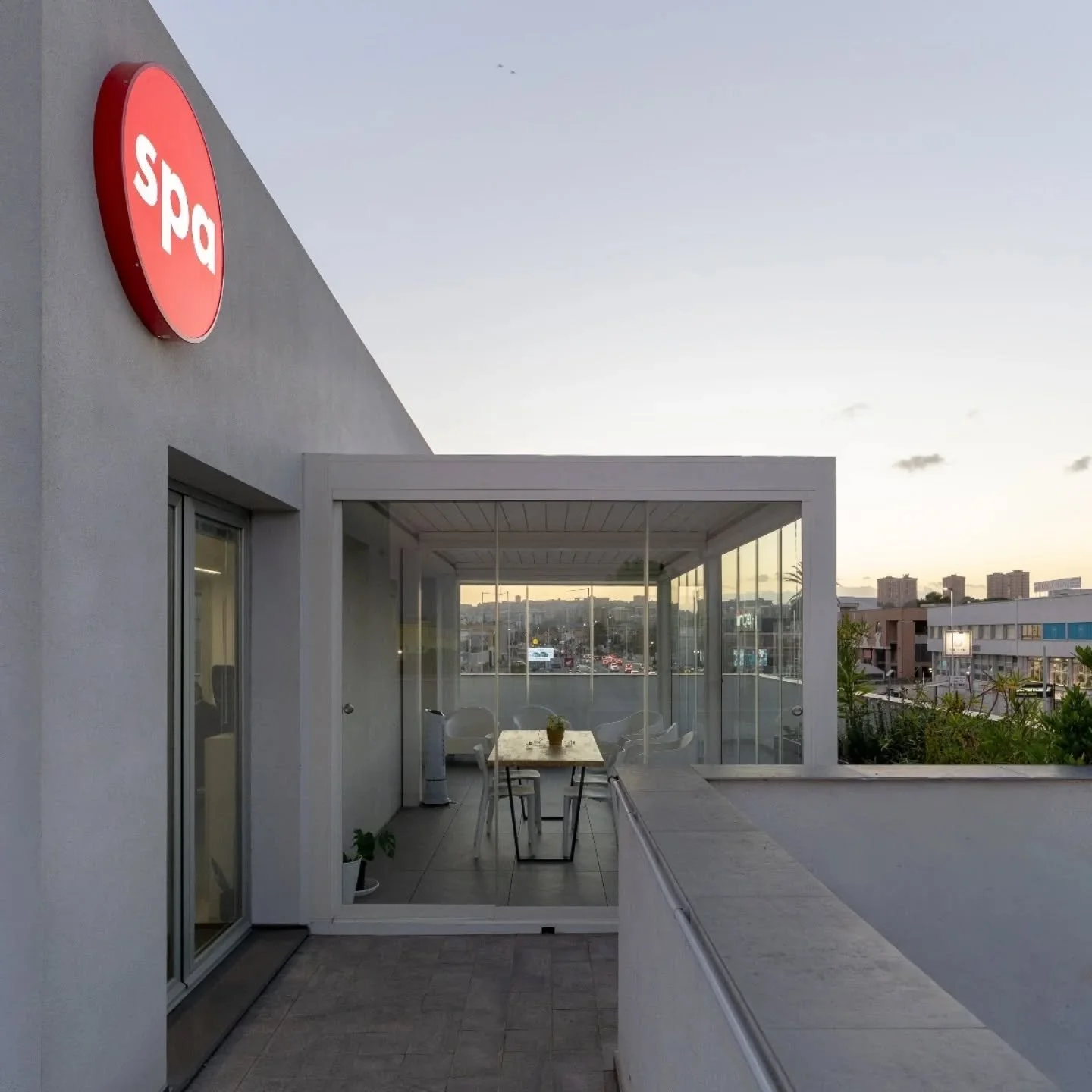 Il nostro punto rosso.
Un segno essenziale che diventa anche un elemento urbano riconoscibile.
In una strada attraversata ogni giorno da auto, autobus, ciclisti e pedoni, il punto rosso funziona come un riferimento immediato.
Come ricordano Venturi e