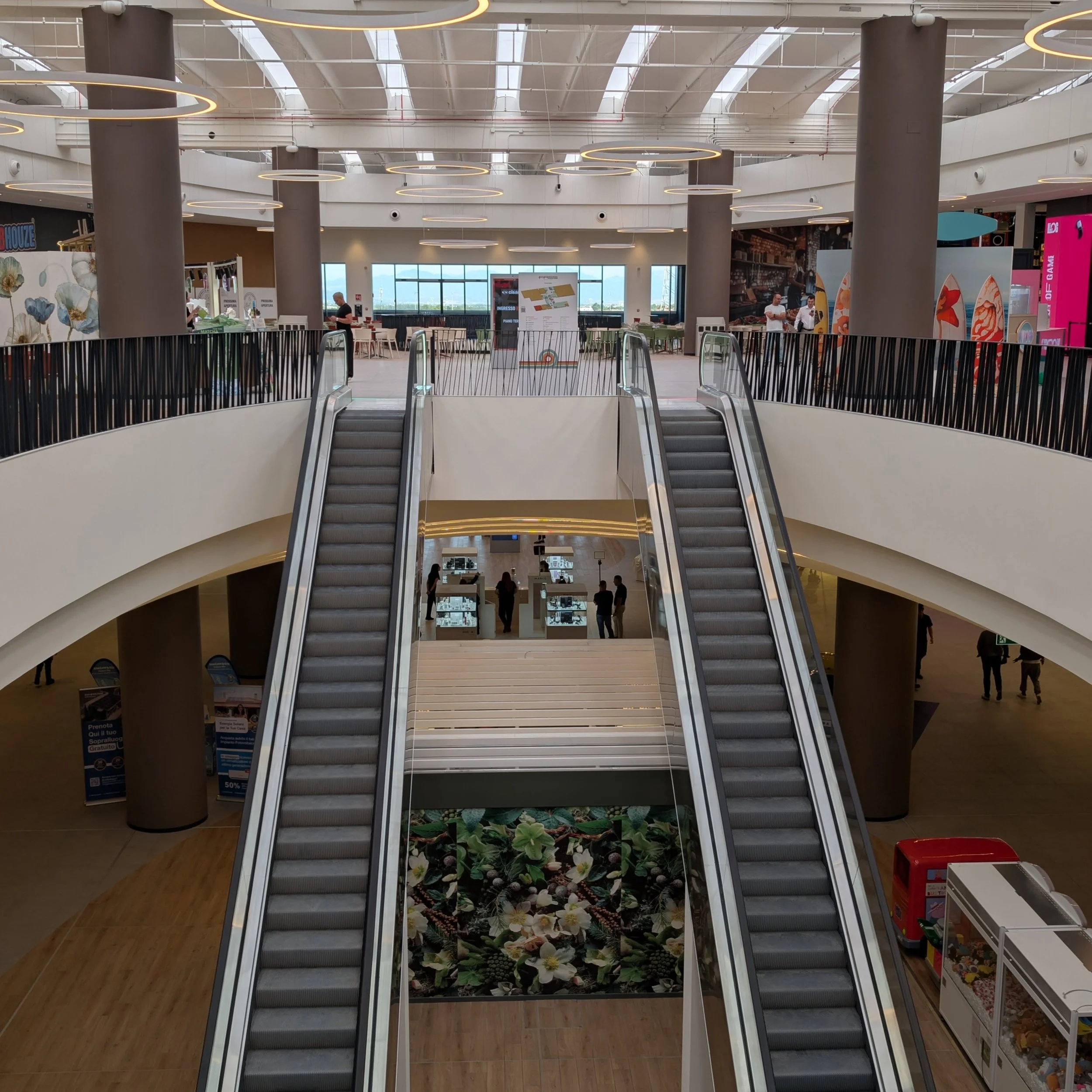 FASS Shopping Center | Opening day

Oggi apre al pubblico il nuovo FASS Shopping Center.

Per il nostro studio &egrave; una giornata particolarmente significativa: seguiamo direttamente questo intervento dal 2011, accompagnandone nel tempo le diverse