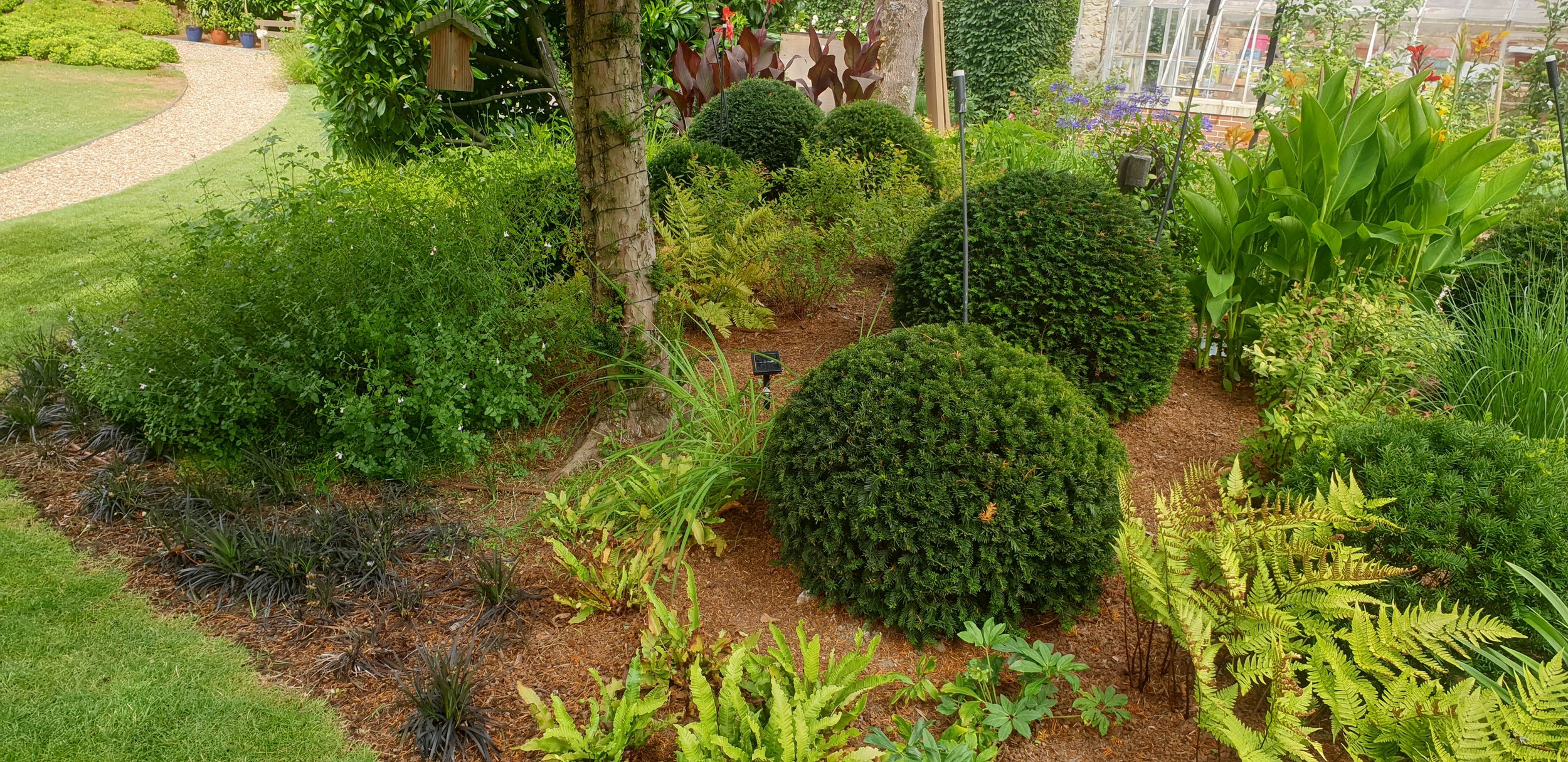 JARDIN HYDRANGEA /
Jardin classique dont les composantes structurantes (grands arbres, allées, statues) sont valorisées par un travail des massifs colorés aux floraisons variées et étagées