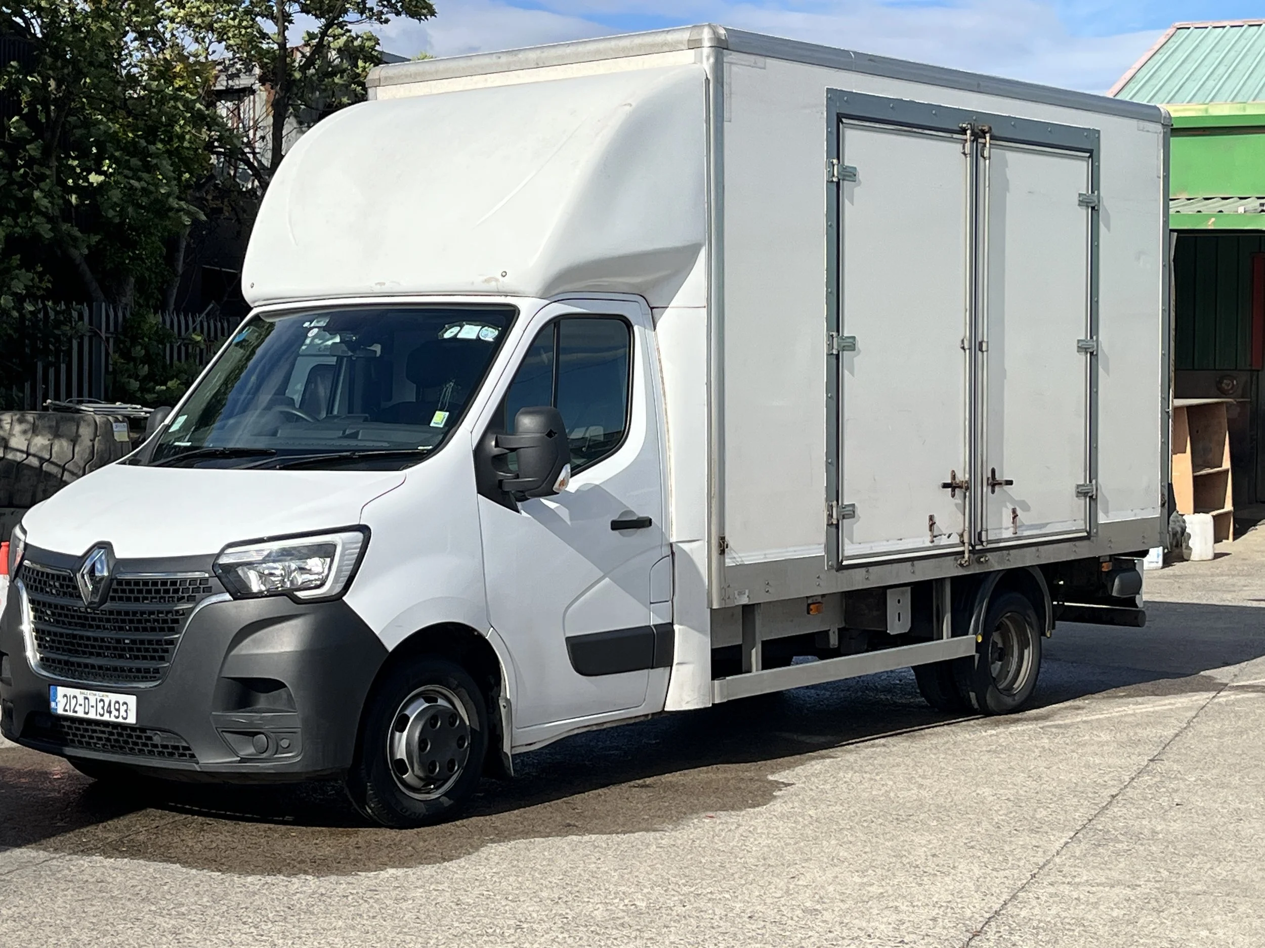 2021 renault master box body 200km           sold