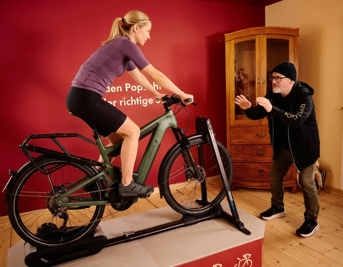 E-Bike-Fitting Wien – Lars Ternes analysiert die Sitzposition einer Kundin auf Riese & Müller E-Bike bei Popsch & Sattel, 1060 Wien.