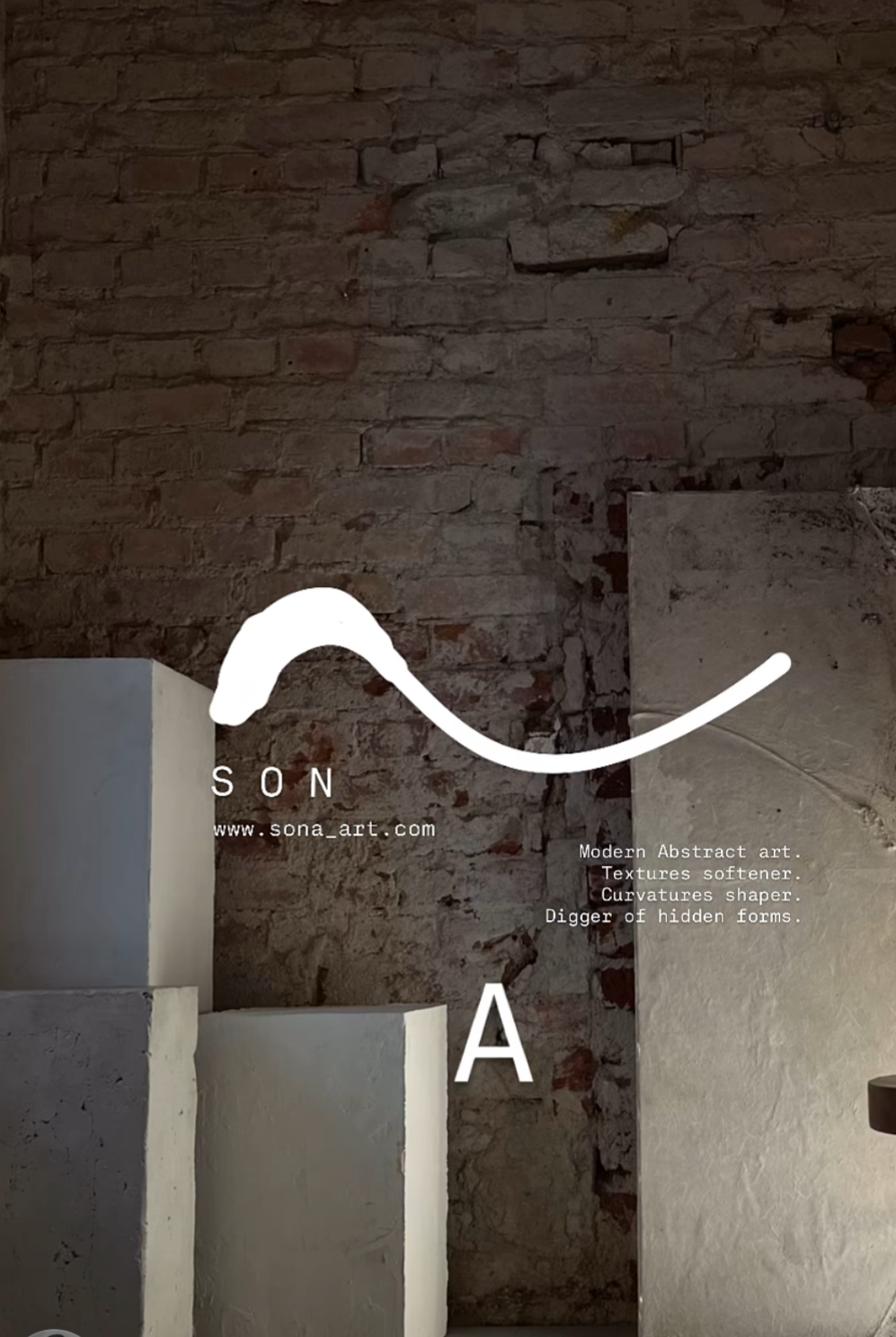 Moderne abstrakte Kunstinstallation mit weißen skulpturalen Formen vor einer alten Backsteinmauer, mit Text auf Deutsch. Text beschreibt die Kunst als weiche Texturen, Kurvenform und verborgene Formen. Webseite www.sona_art.com. Kürzel S O N und Buch
