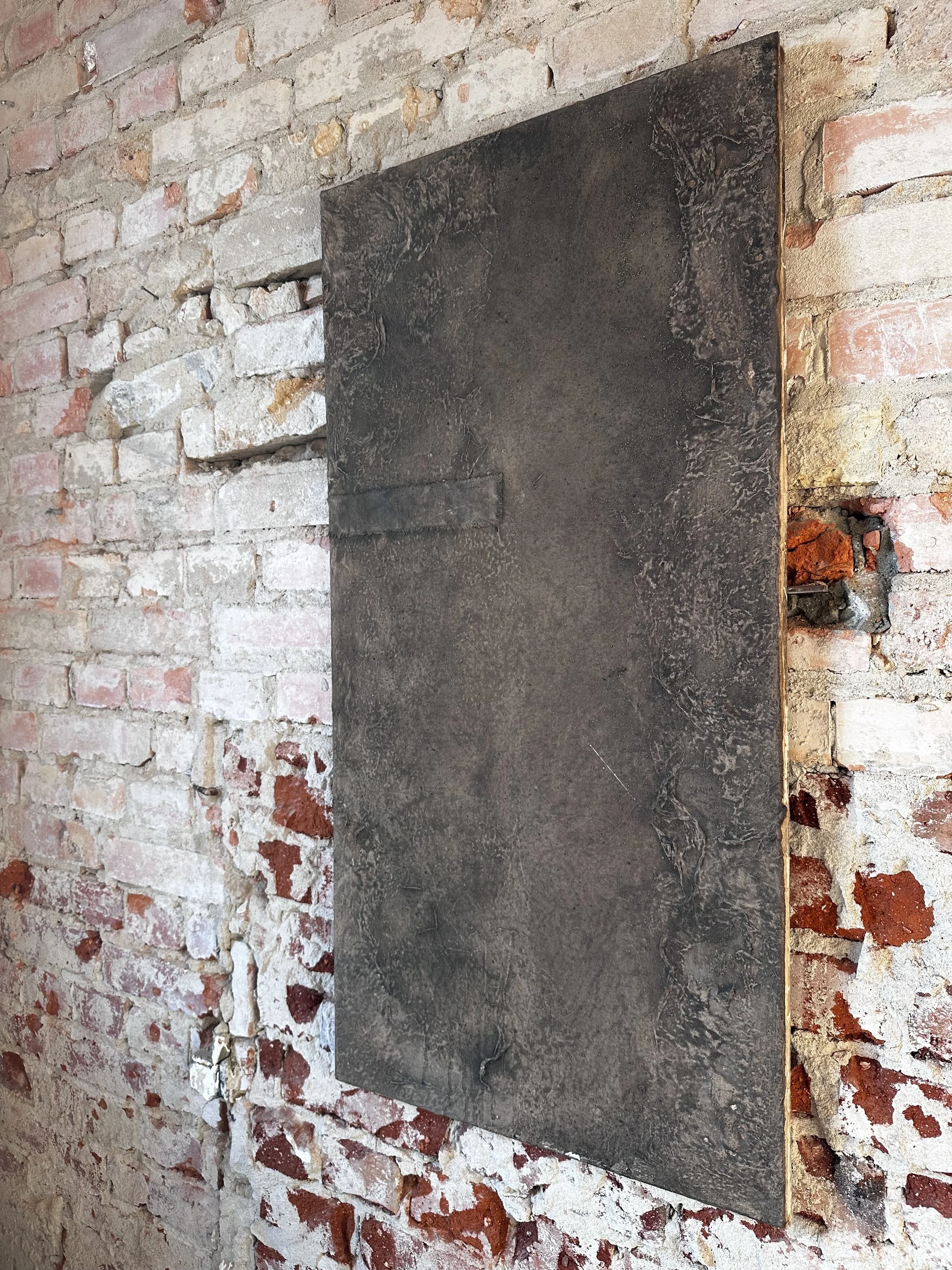 Kunstwerk an einer alten Ziegelwand