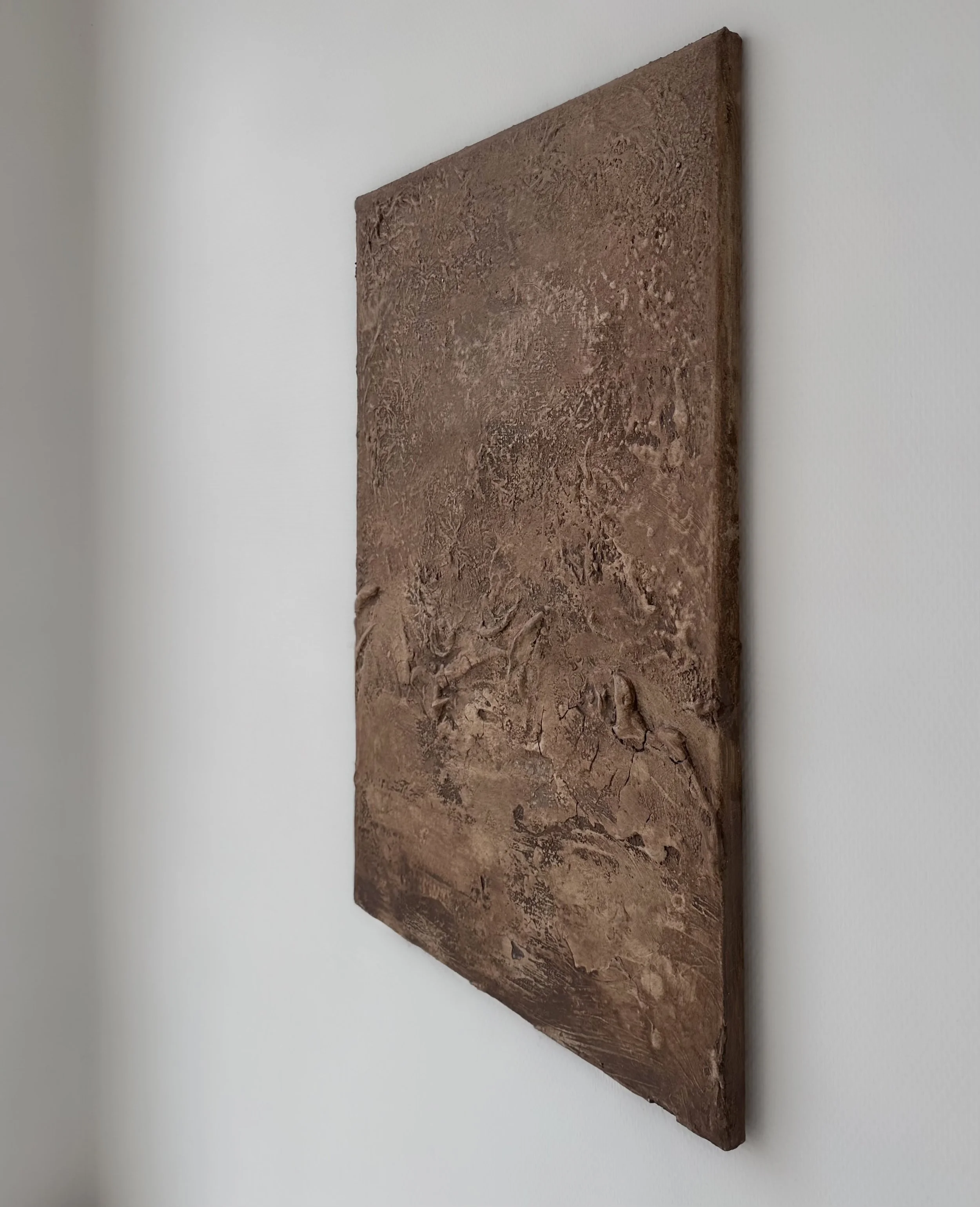 Sandsteinplatte an weiße Wand montiert.