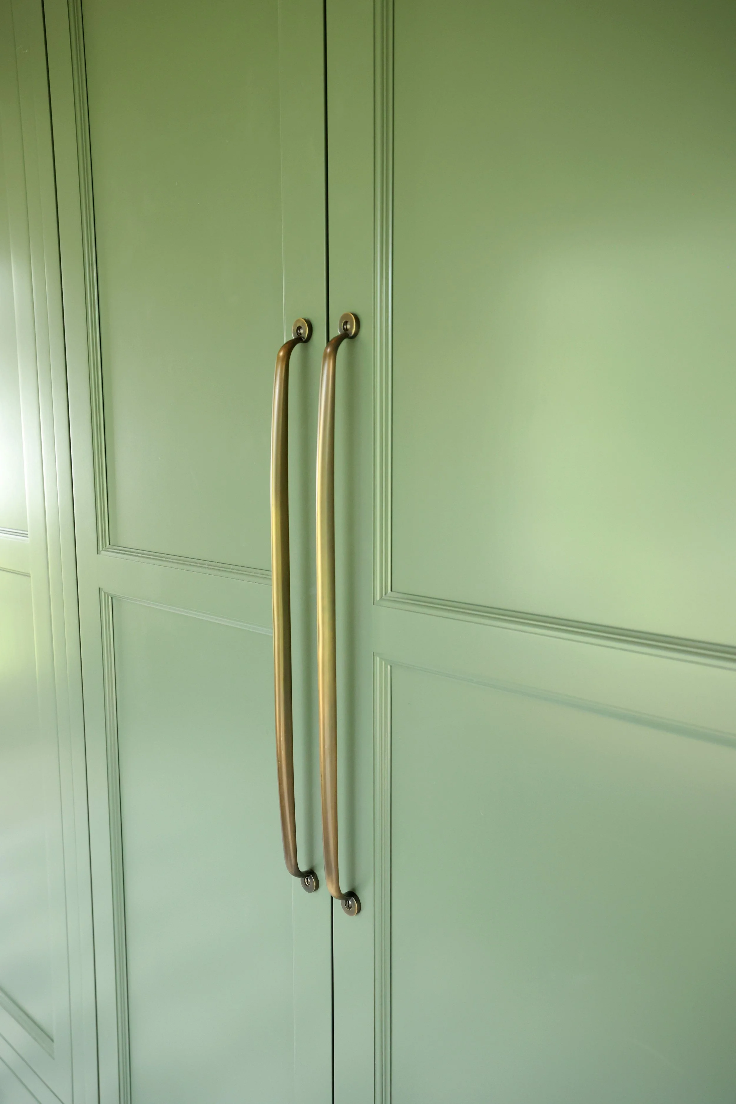 thetford-vt-farmhouse-mudroom-crown-point-cabinet-pulls.jpg