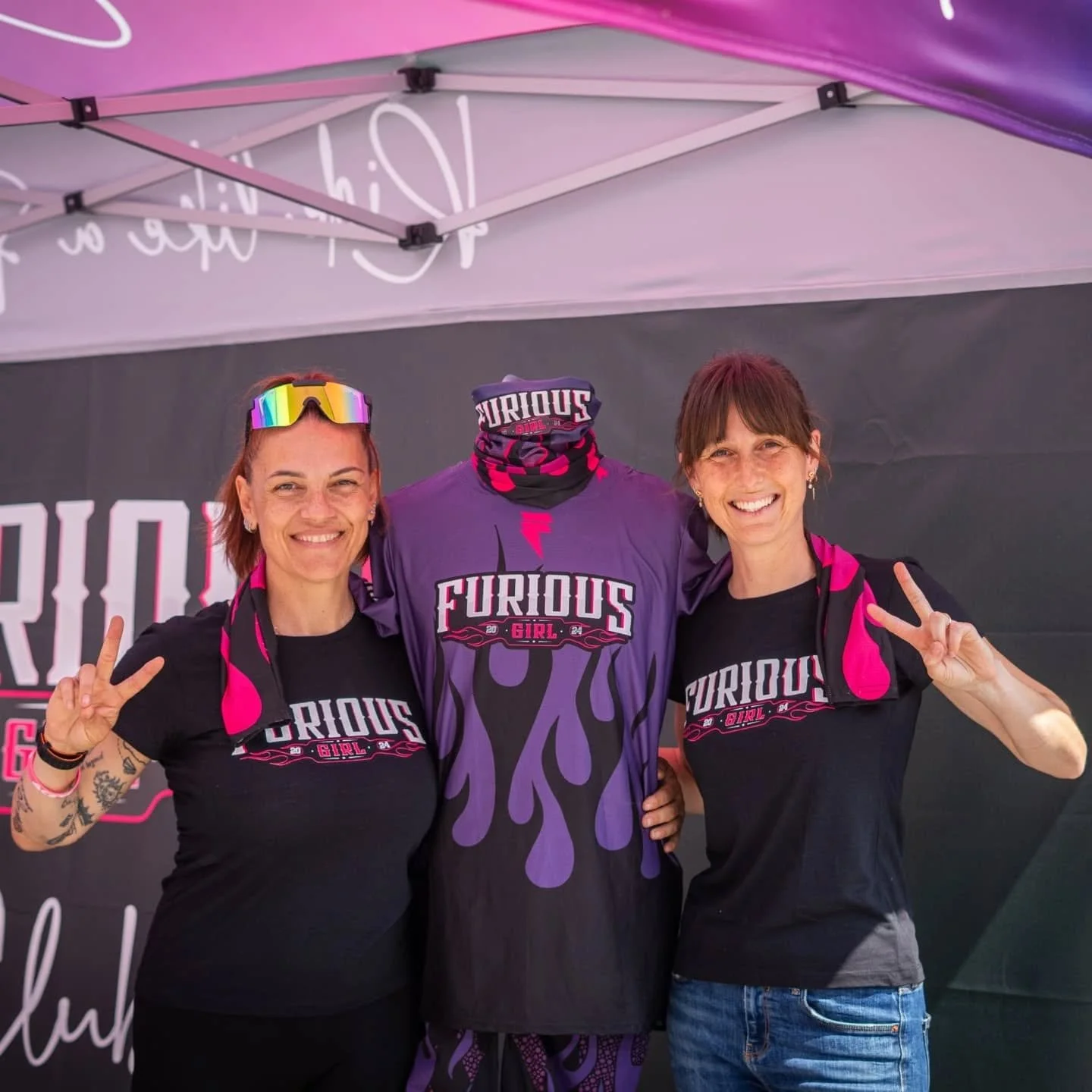 🇮🇹 LO STILE &Egrave; FURIOUS!
Il nostro completo ufficiale Furious Girl (maglia personalizzata + pantaloni by @fornlab )si abbina ora al nuovo scaldacollo @smotard_necktube con lo stesso design.
Guida con grinta, con stile&hellip; guida come una Fu
