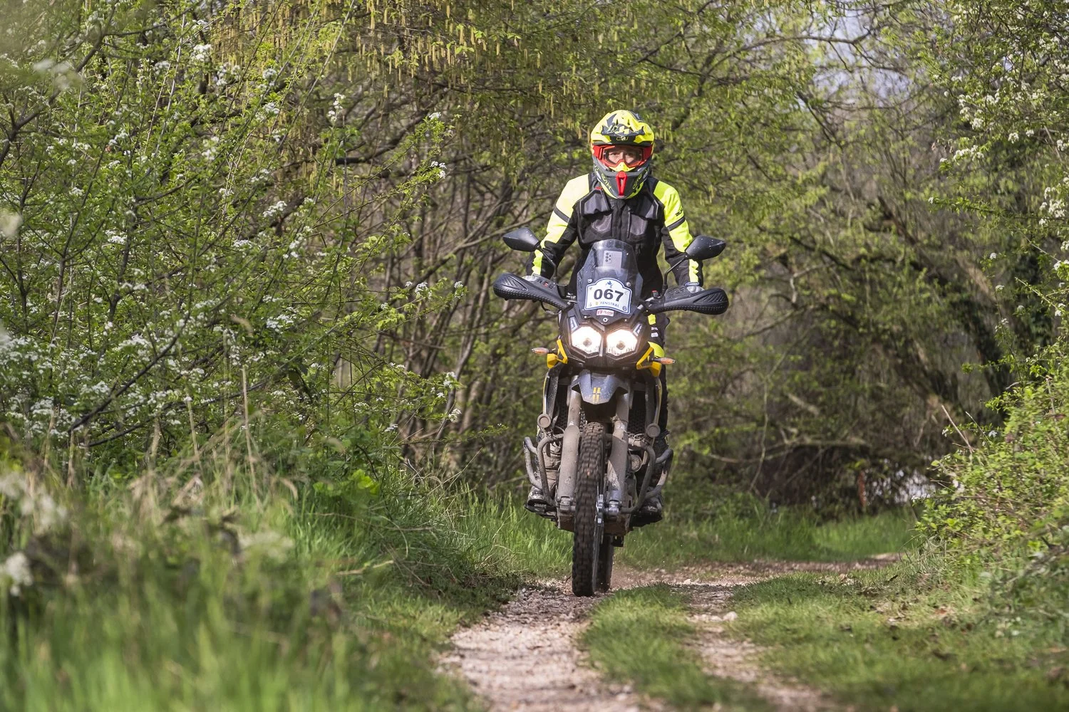 Come iniziare a guidare una moto da enduro: Guida per principianti