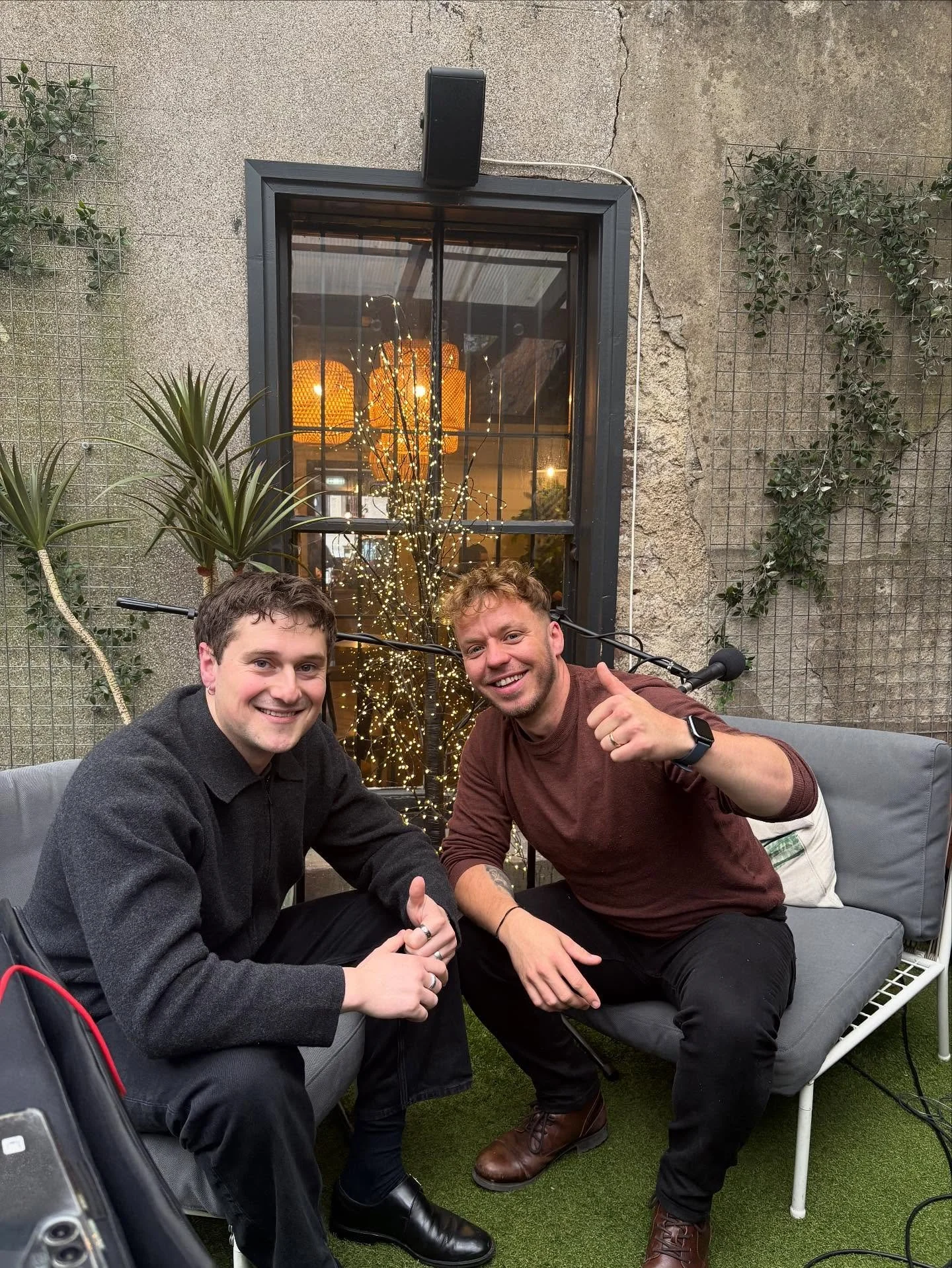 #ep10 is now live with Havin a Lovely Chat @davidsanclair 🎶 We chat about songwriting, acting and all things creative 😄 We are also treated to a lovely stripped back version of his new song &lsquo;Round the Bend&rsquo; 🎸 

*link in bio 💪

#podcas