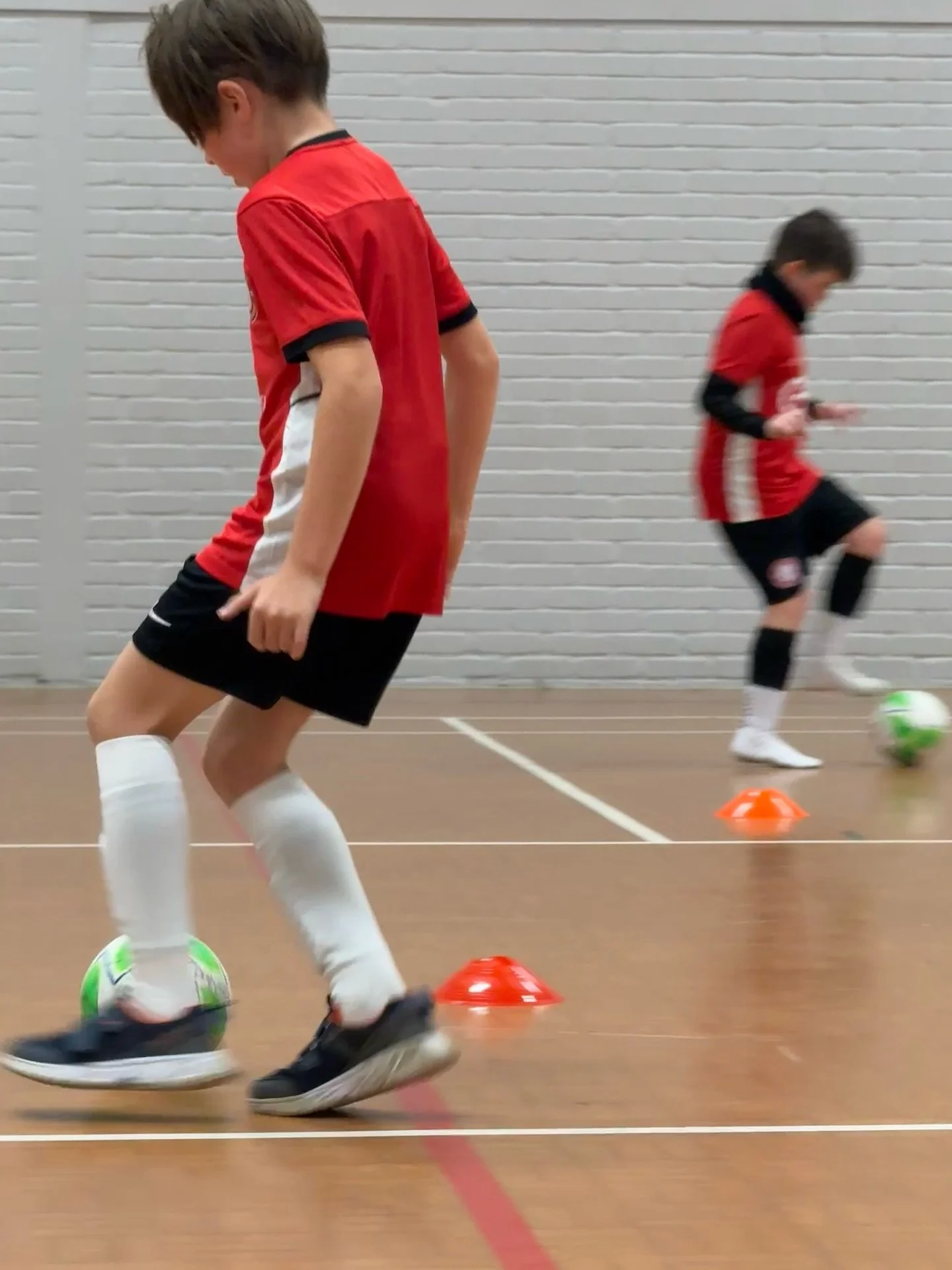 👀 on the ⚽️
Come and see what futsal is all about and become a better player! We are still looking for players in all age groups from U7 to U12. Link in our bio! 
#futsal #futsaltraining #youthfootball #sevenoaks