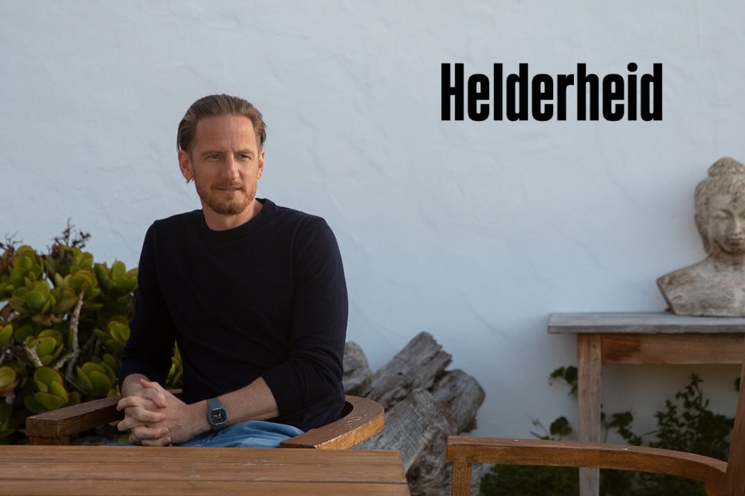 //Helderheid

In een sessie luister ik niet naar je verhaal.
Ik kijk wel naar wat ik zie en ik hoor wat je zegt. Maar in het moment tune ik in op wat er klopt. Of het klopt wat je vertelt. Of het in lijn is met wie jij bent en waar je wilt zijn.
Zodr