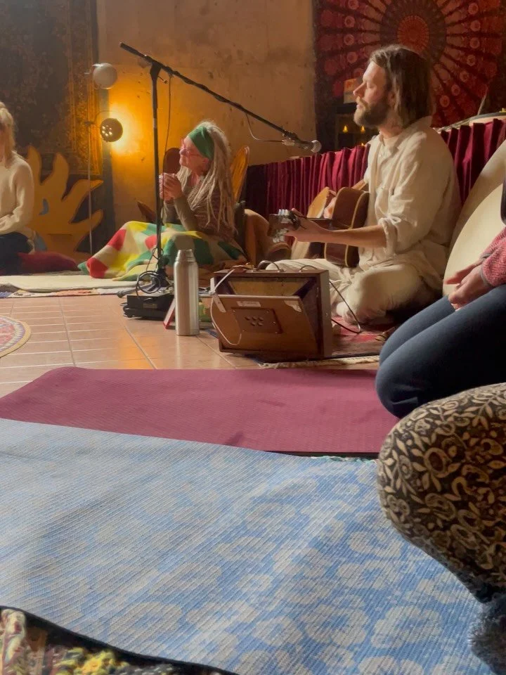 //wat doe ik hier

Het is ergens eind tweeduizend vijftien, als ik op een regenachtige dinsdagavond een yoga schooltje binnen stap in Assen. Ik was net terug van vakantie op Bali en had daar de ontdekking van mijn leven gedaan. Blijkbaar gaat dat zo 