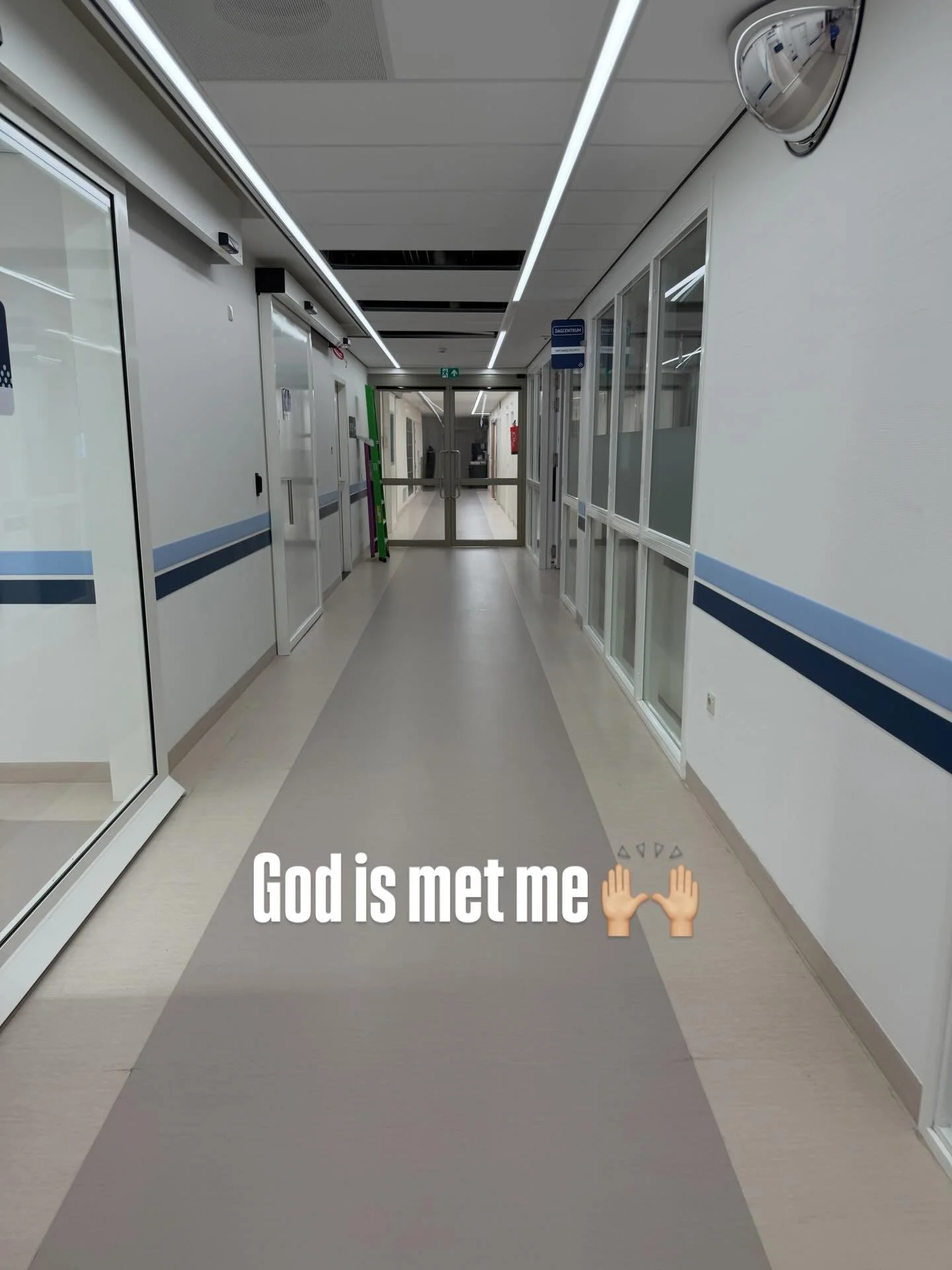 //God is met me.

Vrijdagochtend lig ik in de operatiekamer van het ziekenhuis in Assen. Het is 9:30u. Ik heb sinds een maand last van een liesbreuk. Het is allemaal niet heel ernstig. Maar lekker is anders.

De eerste weken was het gewoon een beetje