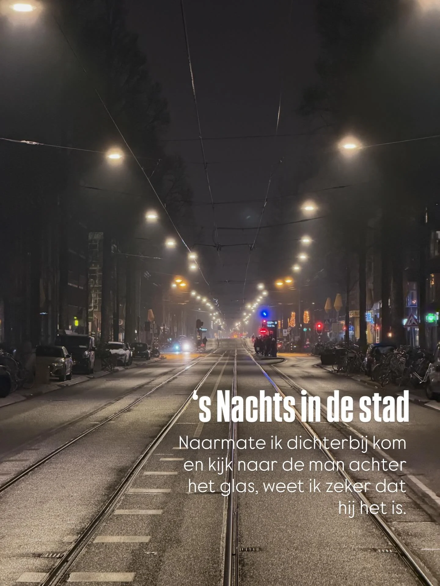 //Corner Inn

Het is een druilerige dinsdagavond als ik in het donker terug naar huis loop door de stad. De kou van de dag lijkt wat verdwenen, en de drukte in de stad is zo anders dan het leven in Haren, dat het bijna gezellig aan voelt op straat.

