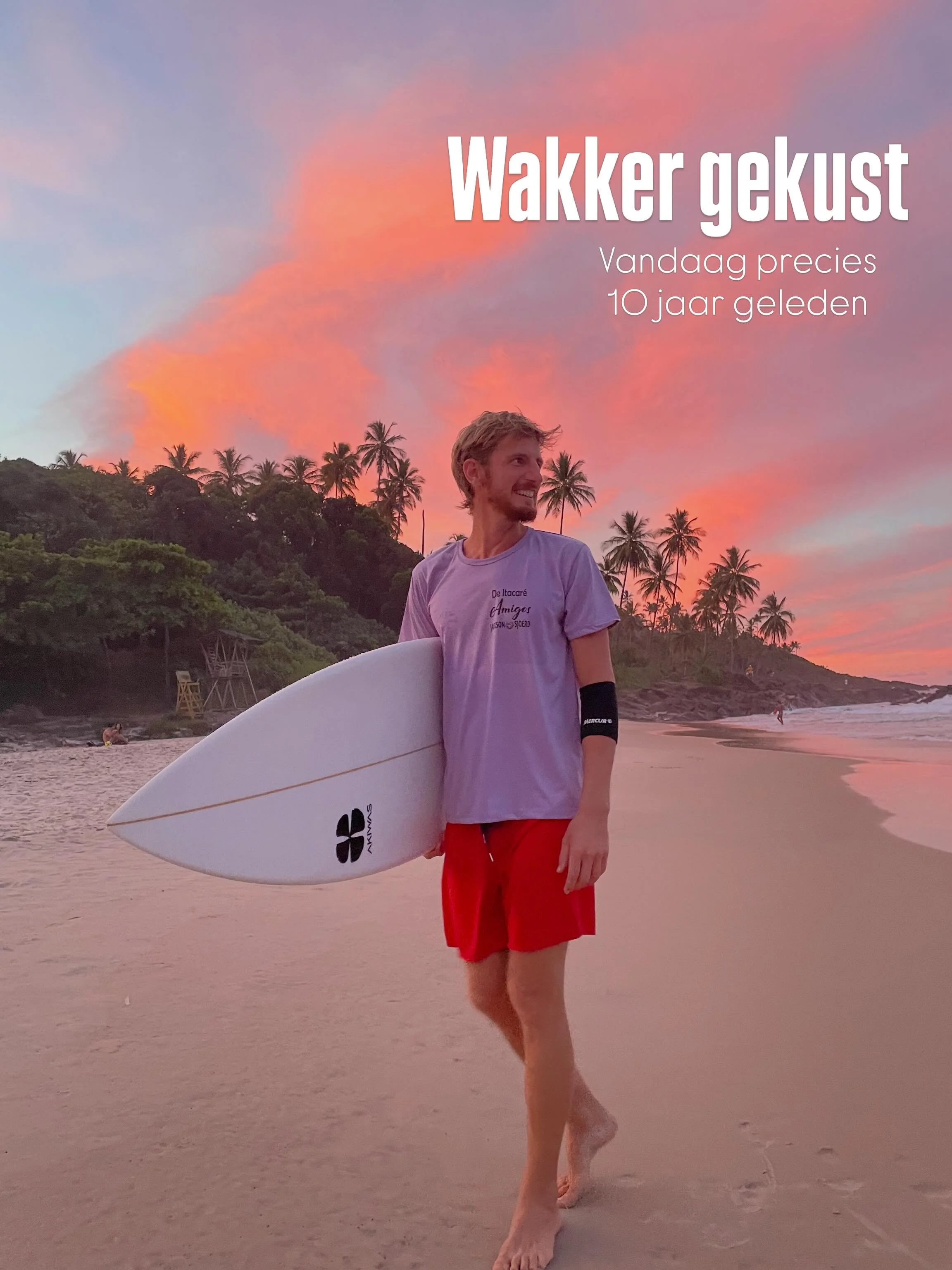 //Wakker gekust

Het is vandaag precies 10 jaar geleden dat ik met mijn vriend Rob de stad uit rijd. Het is iets na achten. We hebben de dodenherdenking nog even afgewacht en zijn gaan rijden. De straten stil en leeg. Voor ons rijd slechts &eacute;