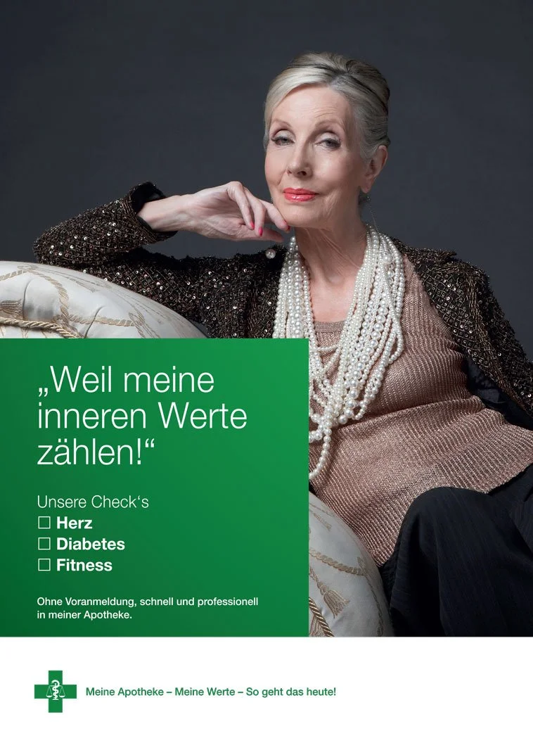 Ein älteres, elegant gekleidetes Frauenporträt mit Perlen und Schmuck, neben einem grünen Textfeld.