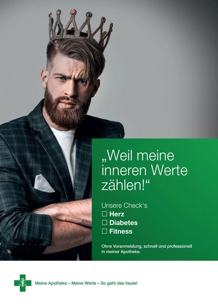 Porträt eines Mannes mit Bart, der eine Krone trägt. Es handelt sich um ein Werbefaltblatt einer Apotheke mit der Botschaft über die Wichtigkeit innerer Werte, mit Check-Boxen für Herz, Diabetes und Fitness.