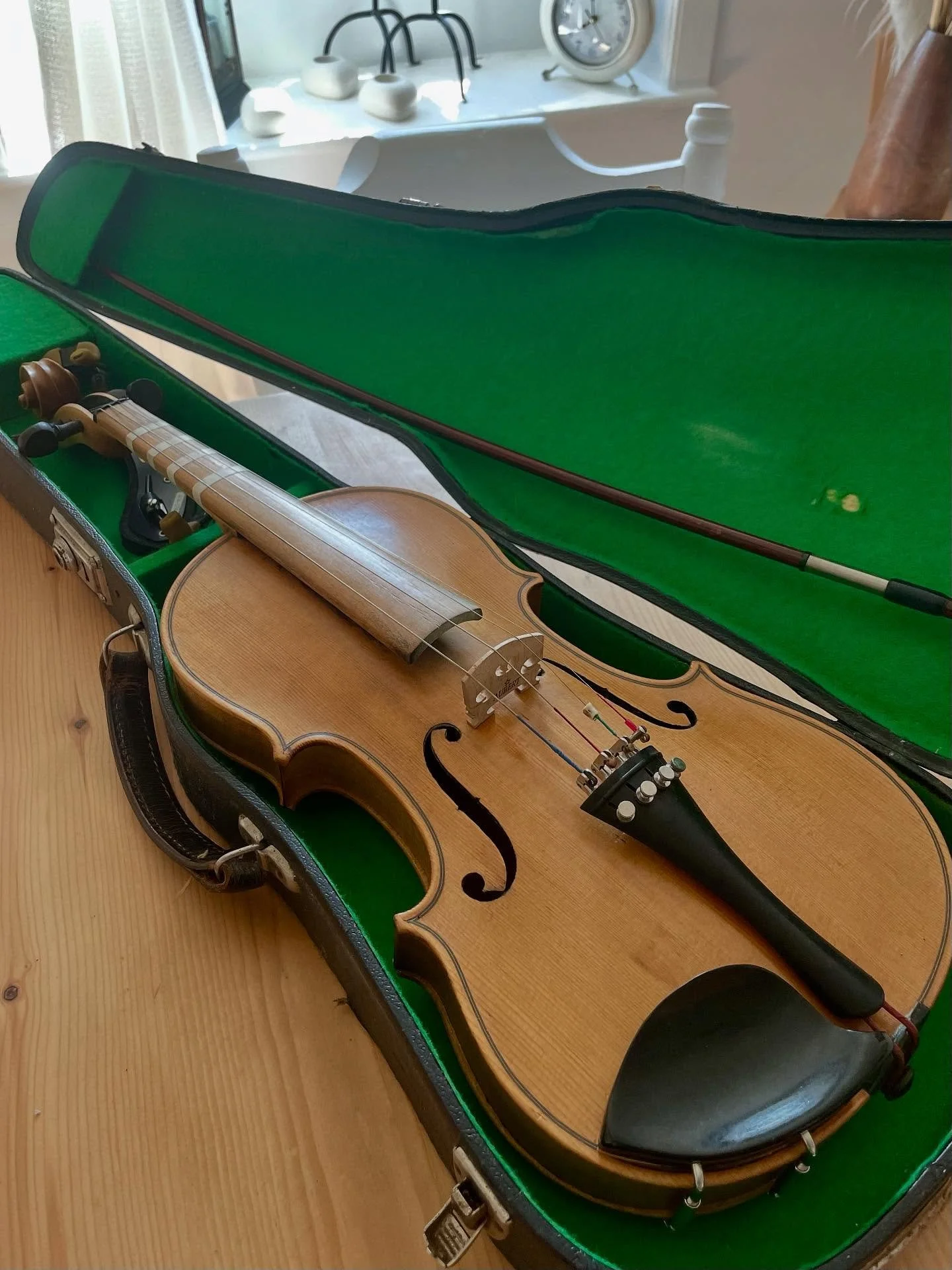 My beautiful violin has made it all the way from Ireland. A wonderful childhood memory, which will now become a piece of wall art! #violin #musicalinstrument #uniquewalldecor #memories #nostalgia