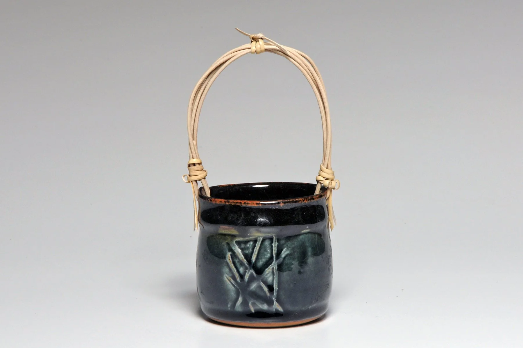 Small pot with handle_0444.jpg