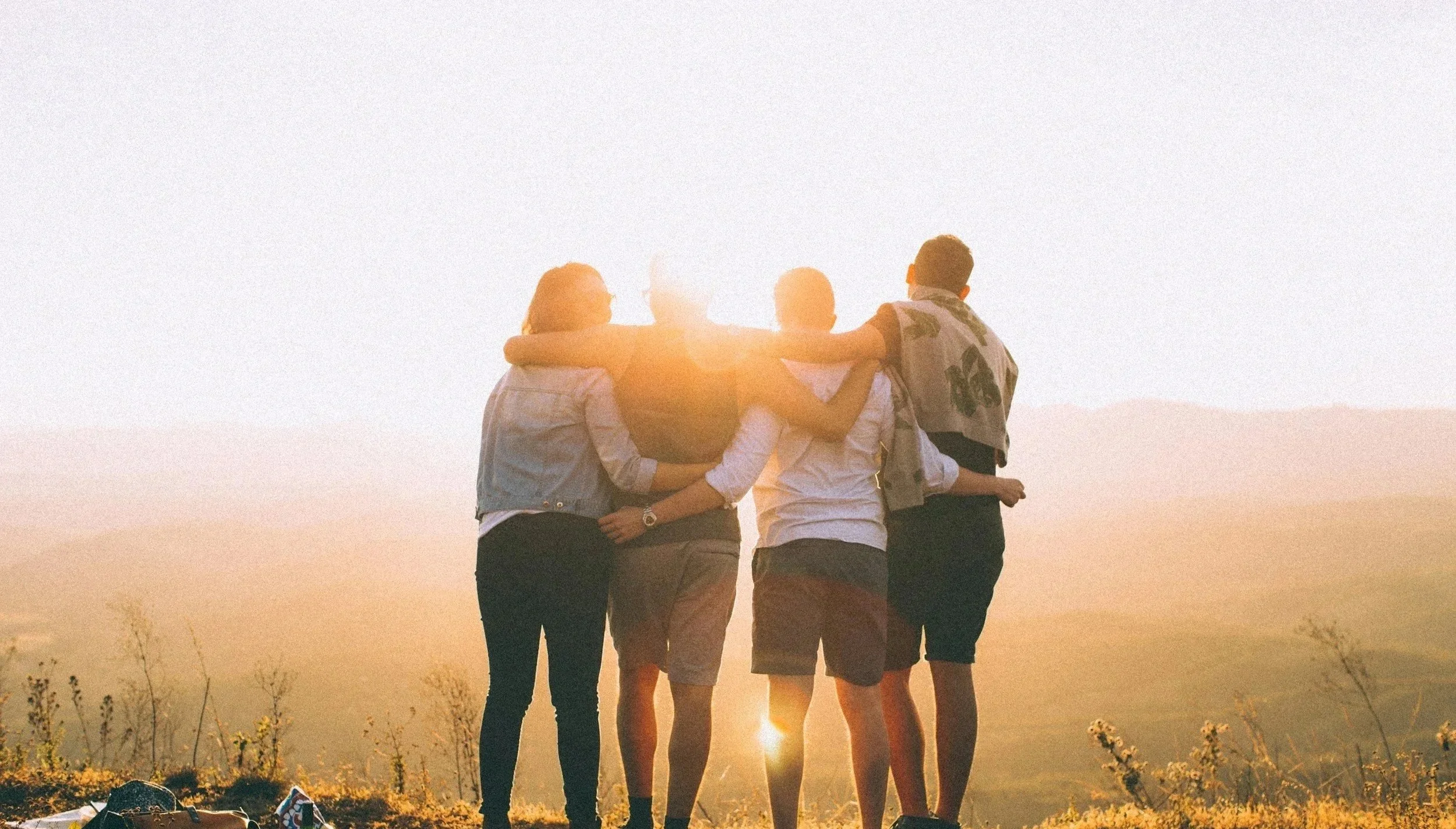 Gruppe Menschen verbunden | queersensible Paarberatung | Paartherapie | systemische Beratung | psychologische Beratung | Paarcoaching | Polyamorie | Beziehungsanarchie | offene Beziehung | queerplatonic Relationship | Annu Jona Winkler | Berlin