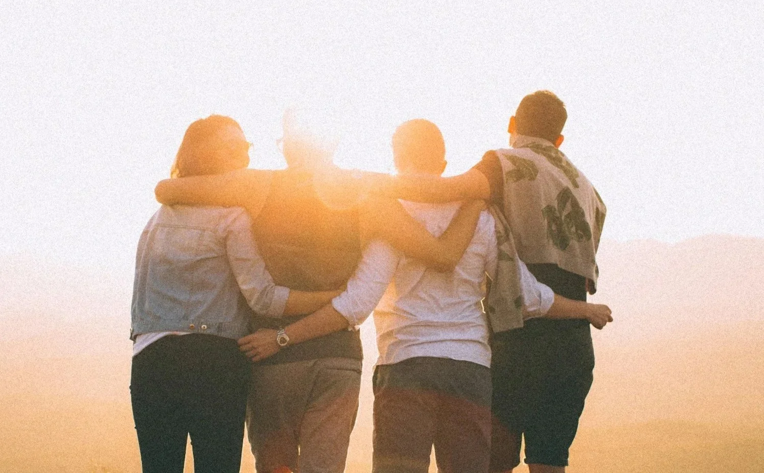 Gruppe Menschen verbunden | queersensible Paarberatung | Paartherapie | systemische Beratung | psychologische Beratung | Paarcoaching | Polyamorie | Beziehungsanarchie | offene Beziehung | queerplatonic Relationship | Annu Jona Winkler | Berlin