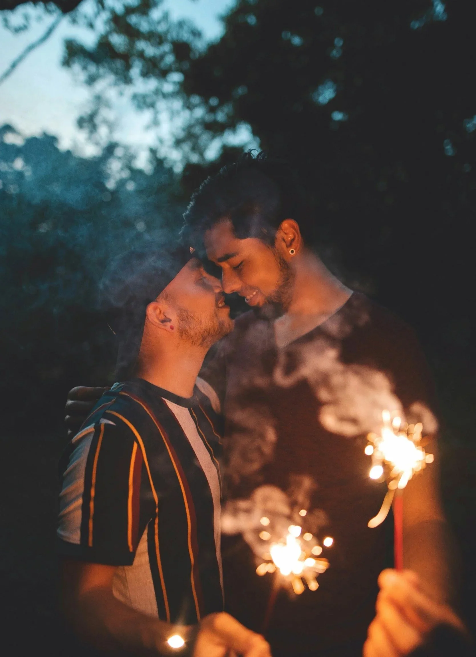 queeres, schwules Paar nah miteinander | queer sensible Paarberatung | Paartherapie | Peer-to-peer systemische Beratung | psychologische Beratung | Paarcoaching |Annu Jona Winkler | Berlin, deutschlandweit, online