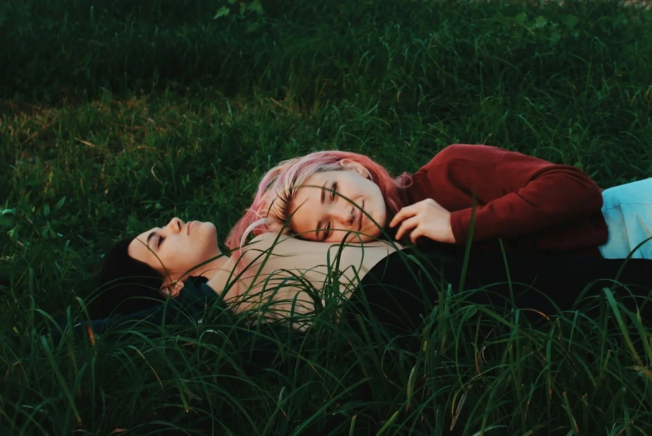 Queeres, lesbisches Paar kuschelnd auf einer Wise liegend | queersensible Paarberatung | Paartherapie | systemische Beratung | psychologische Beratung | Annu Jona Winkler