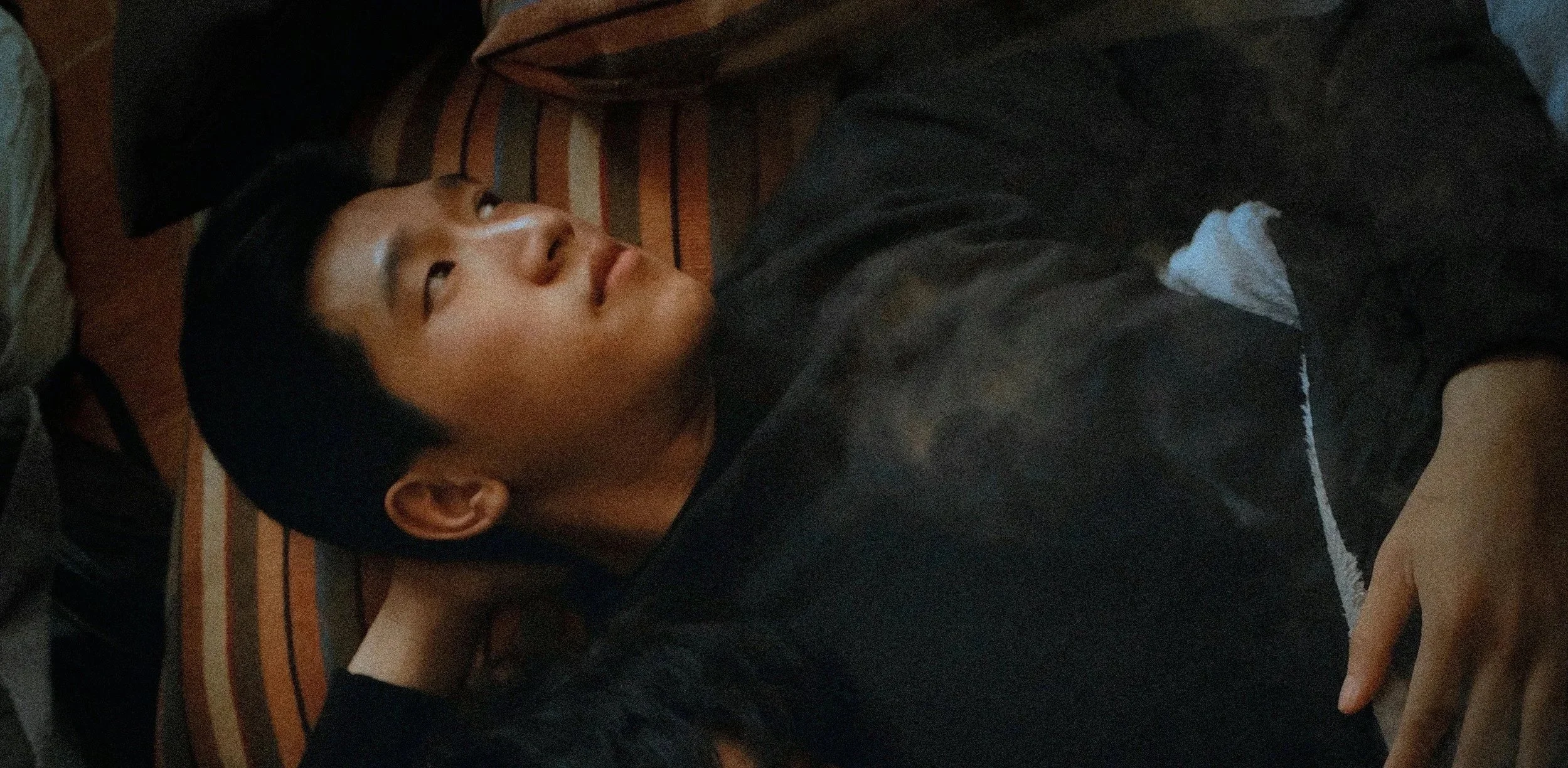 queeres, schwules Paar nah miteinander | queer sensible Paarberatung | Paartherapie | Peer-to-peer systemische Beratung | Annu Jona Winkler