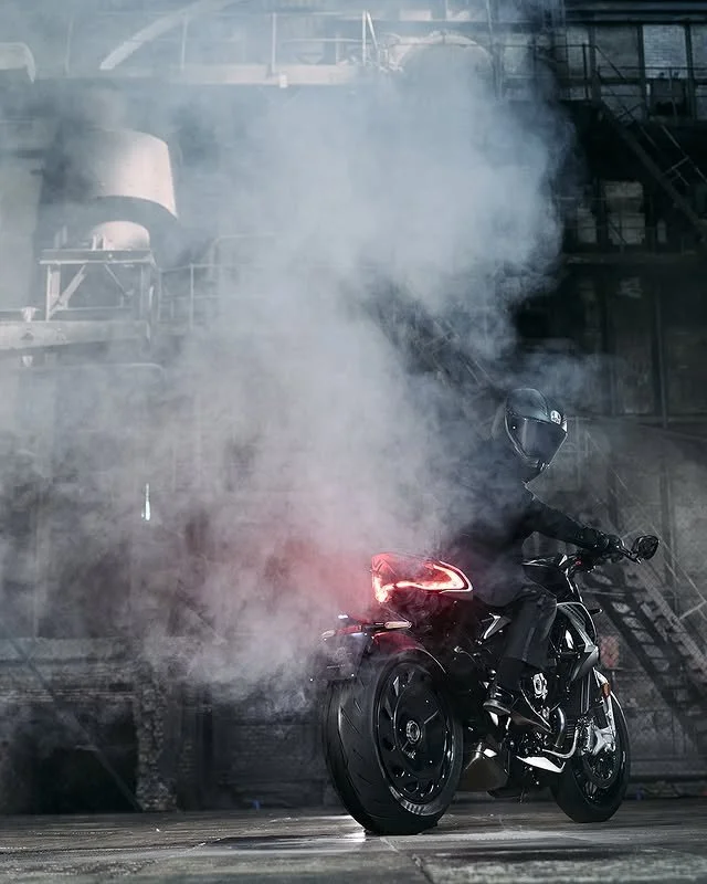 &Eta; Dragster RR Ottantesimo &gamma;&iota;&omicron;&rho;&tau;ά&zeta;&epsilon;&iota; &tau;&alpha; 80 &chi;&rho;ό&nu;&iota;&alpha; MV Agusta &mu;&epsilon; &tau;&omicron;&nu; &mu;&omicron;&nu;&alpha;&delta;&iota;&kappa;ό &tau;&eta;&sigmaf; &chi;&alpha;