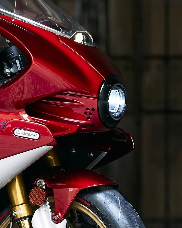 &Gamma;&iota;&alpha; &tau;&omicron;&nu; &mu;&epsilon;&gamma;&alpha;&lambda;ύ&tau;&epsilon;&rho;&omicron; ό&lambda;&omega;&nu;. &Eta; Superveloce 1000 AGO &tau;&iota;&mu;ά &tau;&eta;&nu; &kappa;&lambda;&eta;&rho;&omicron;&nu;&omicron;&mu;&iota;ά &tau;