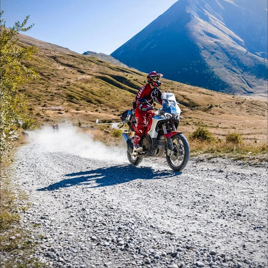 &Omicron; Andrea Sgariboldi, aka @sgari29, &kappa;&alpha;&iota; &eta; Enduro Veloce &delta;&omicron;&kappa;ί&mu;&alpha;&sigma;&alpha;&nu; &tau;&alpha; ό&rho;&iota;ά &tau;&omicron;&upsilon;&sigmaf; &sigma;&tau;&omicron; @hatseries 2025 &kappa;&alpha;&
