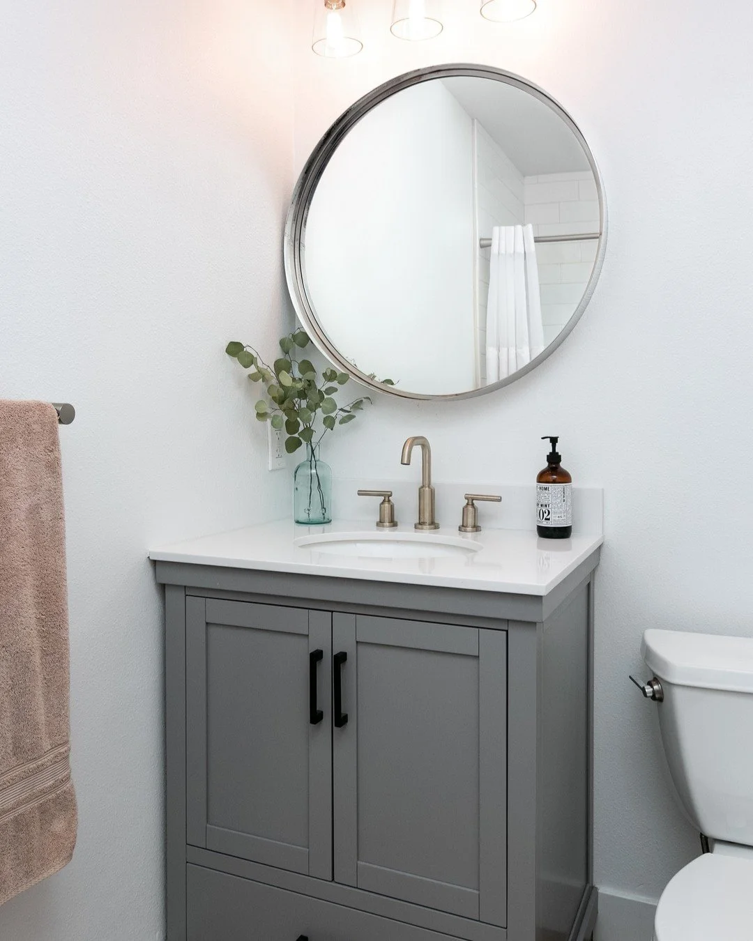 Less is more in this freshly updated powder room ✨