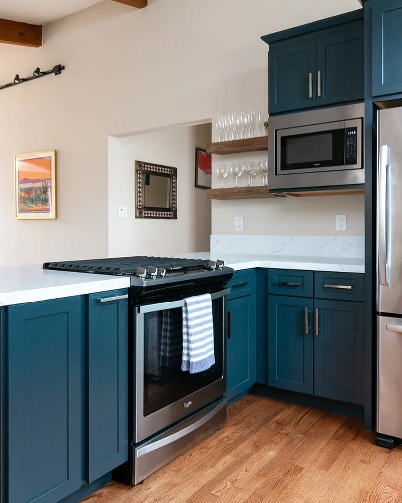 Bold blues, timeless kitchen ✨