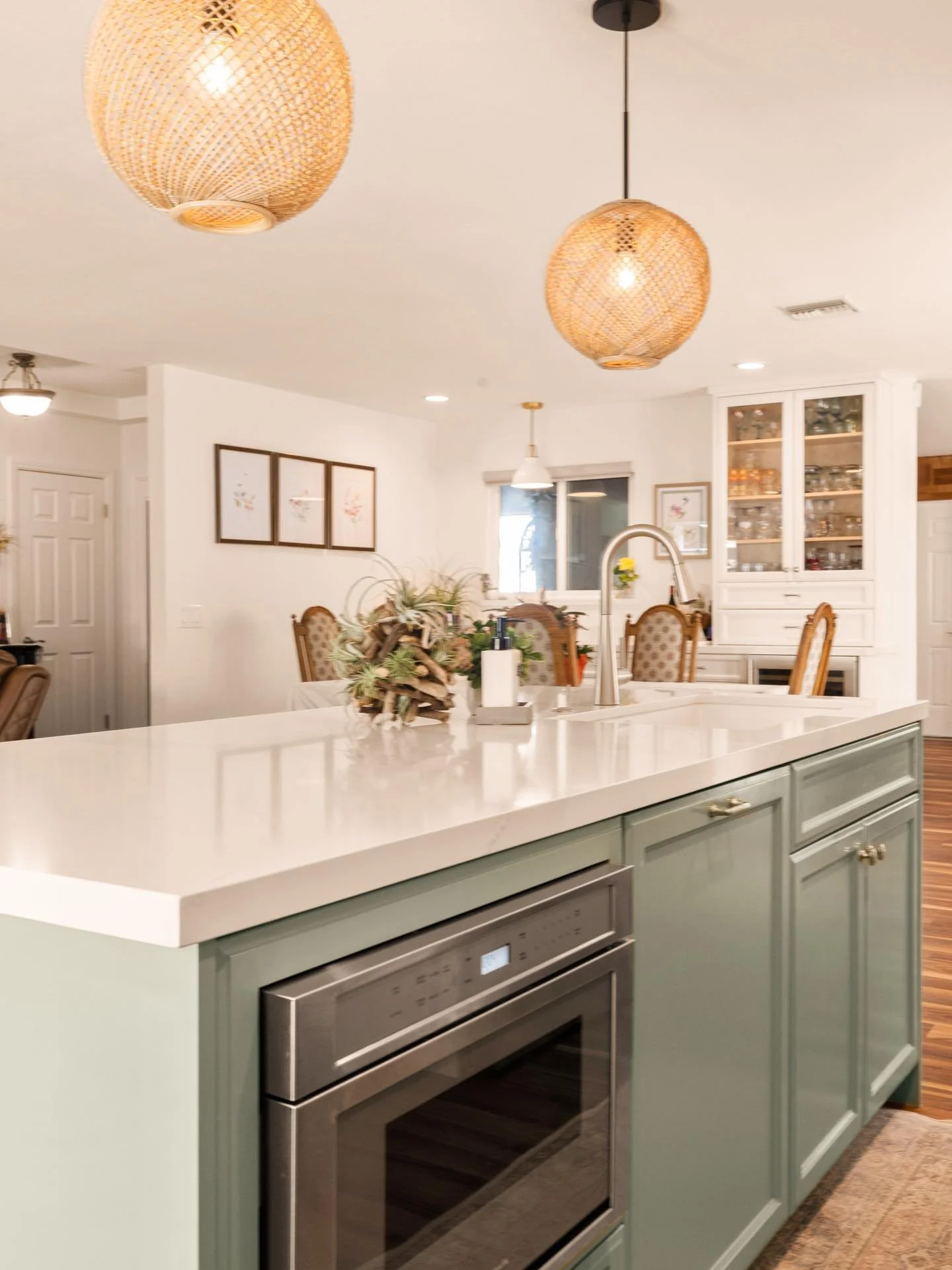 This kitchen remodel blends warm textures, soft sage cabinetry, and clean quartz surfaces to create a space that&rsquo;s equal parts beautiful and practical ✨