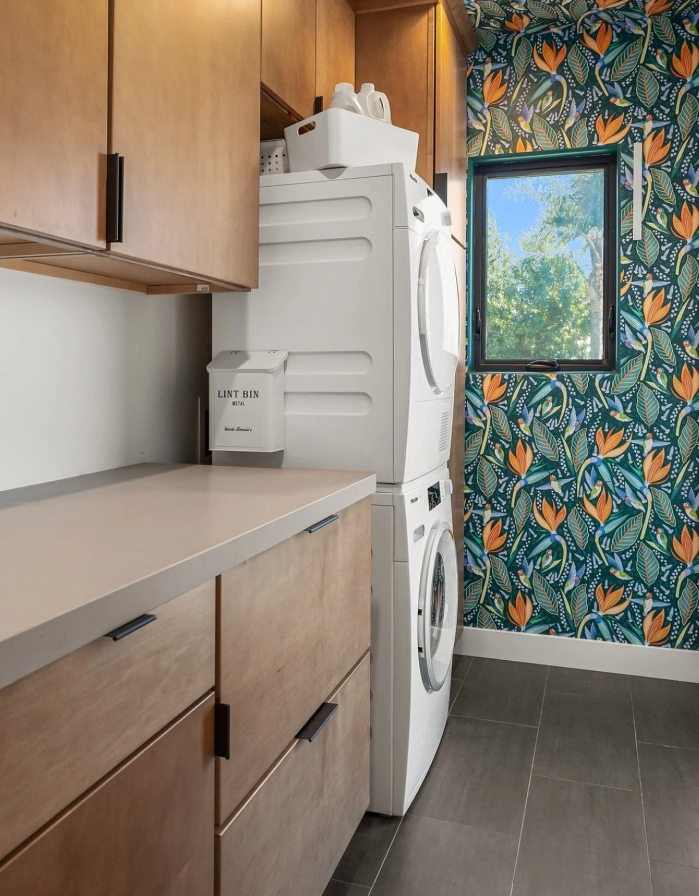 A fresh, functional laundry room makeover. Featuring a bold botanical wallpaper that brings style to everyday chores ✨