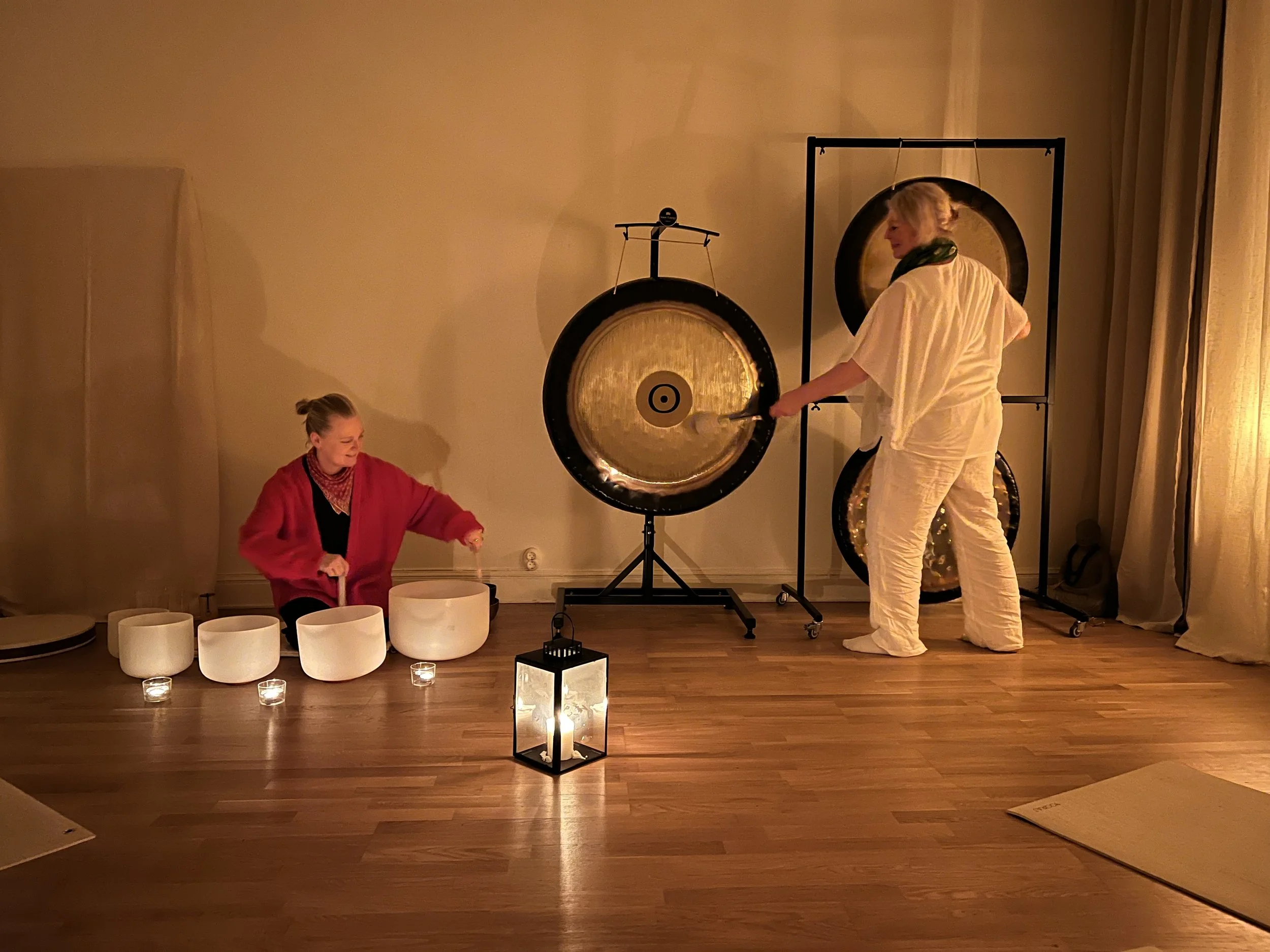 Home in yoga Soundhealing Gong BowlsIMG_6795.jpeg