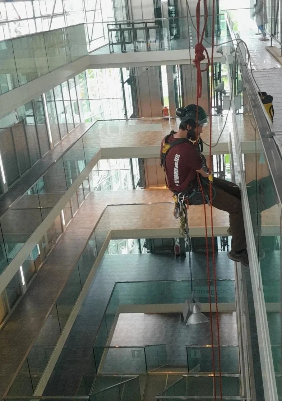 Demontage Spotlampen im Atrium
